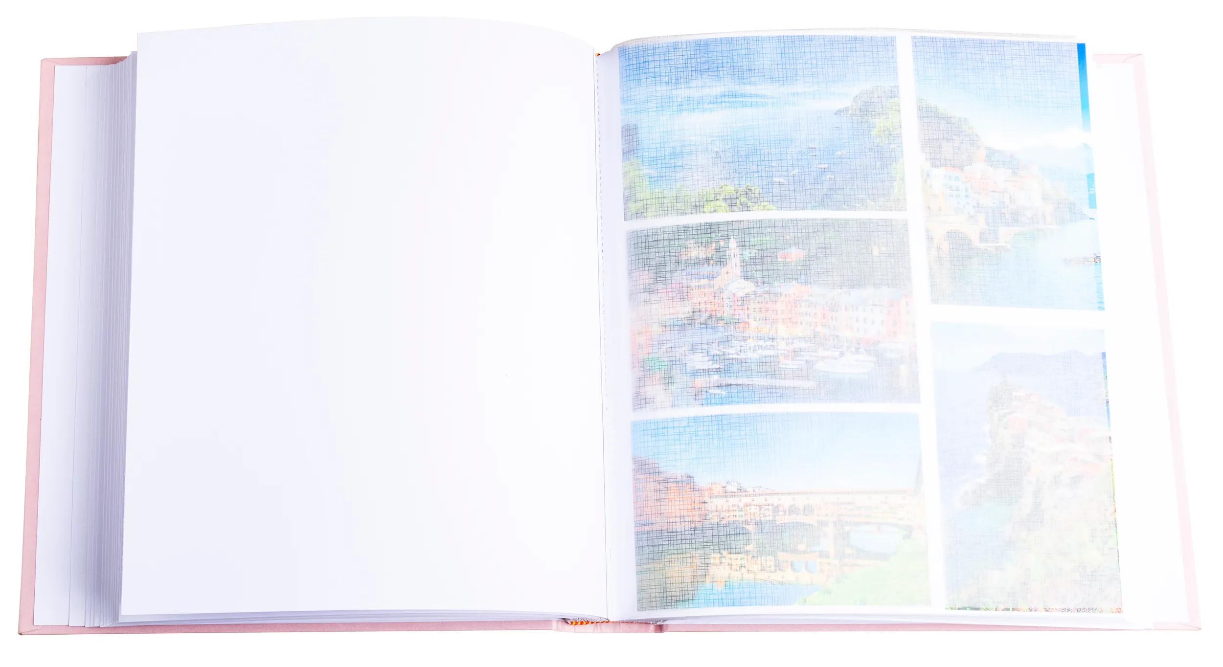 Un cuaderno rosa abierto con páginas en blanco y fotos de pueblos costeros.
