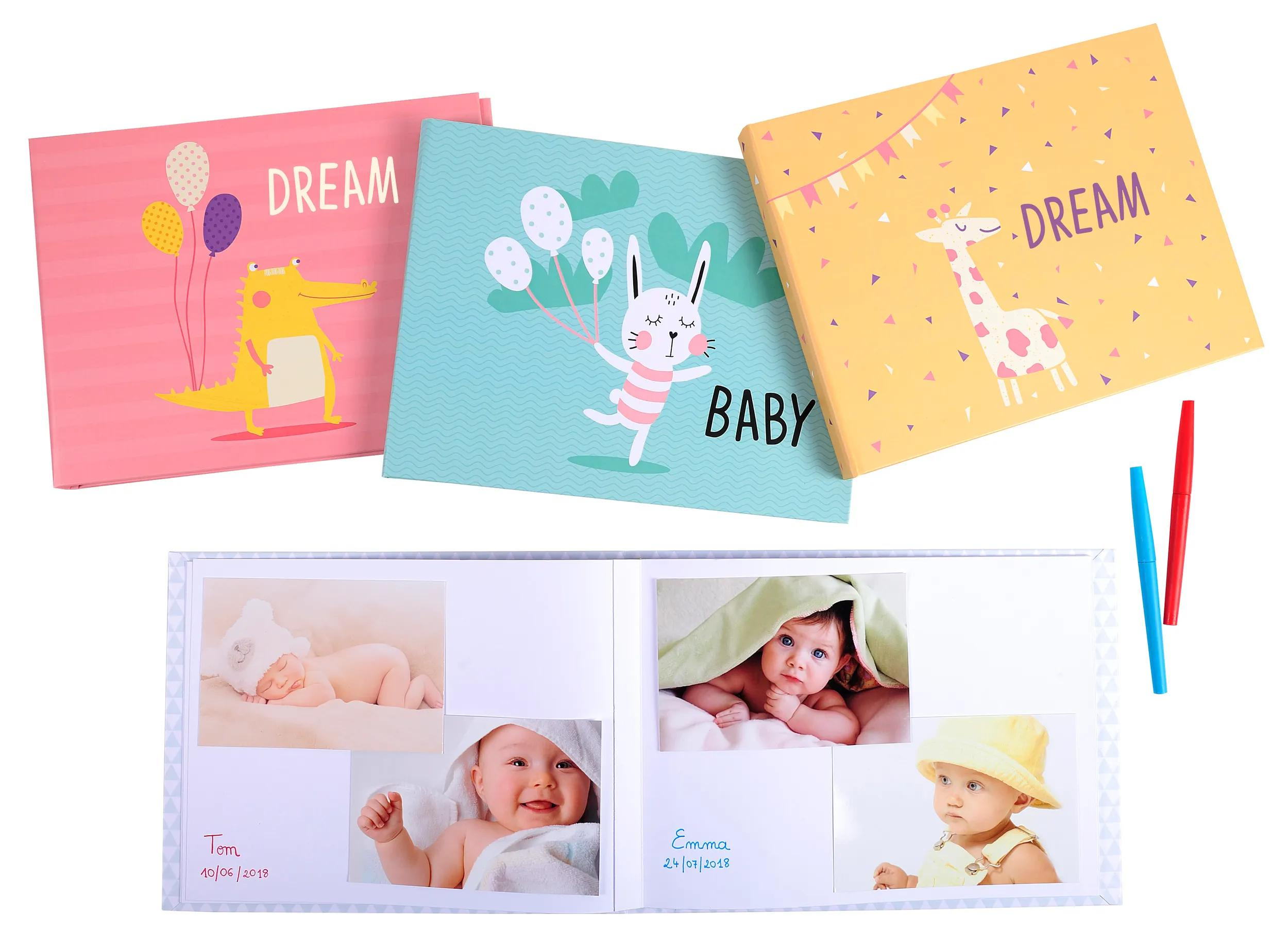 Tres álbumes de fotos de bebé con diseños de animales y un álbum abierto con fotos de bebé.