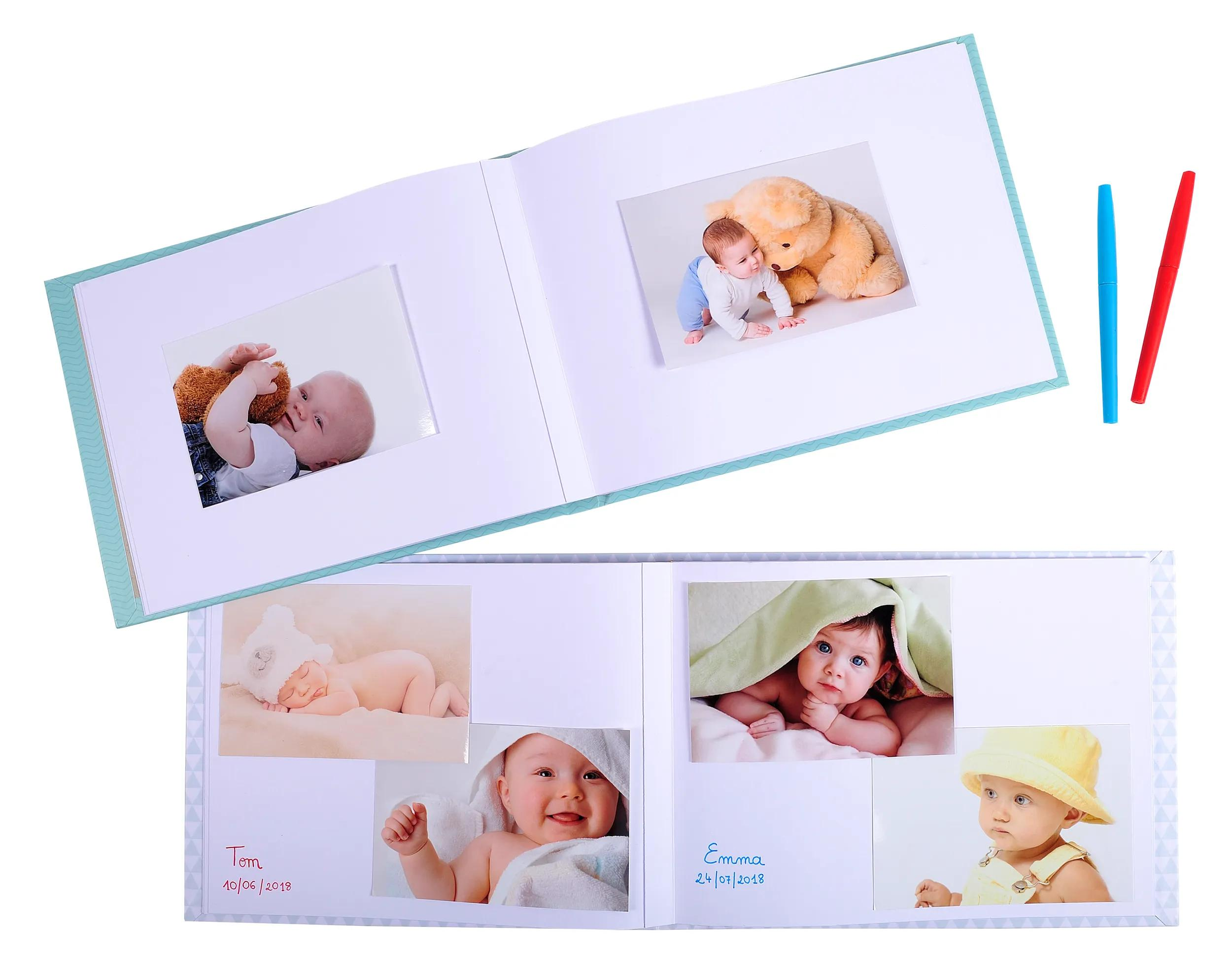 Álbum de fotos de bebé con imágenes de bebés y ositos de peluche. Dos bolígrafos al lado.