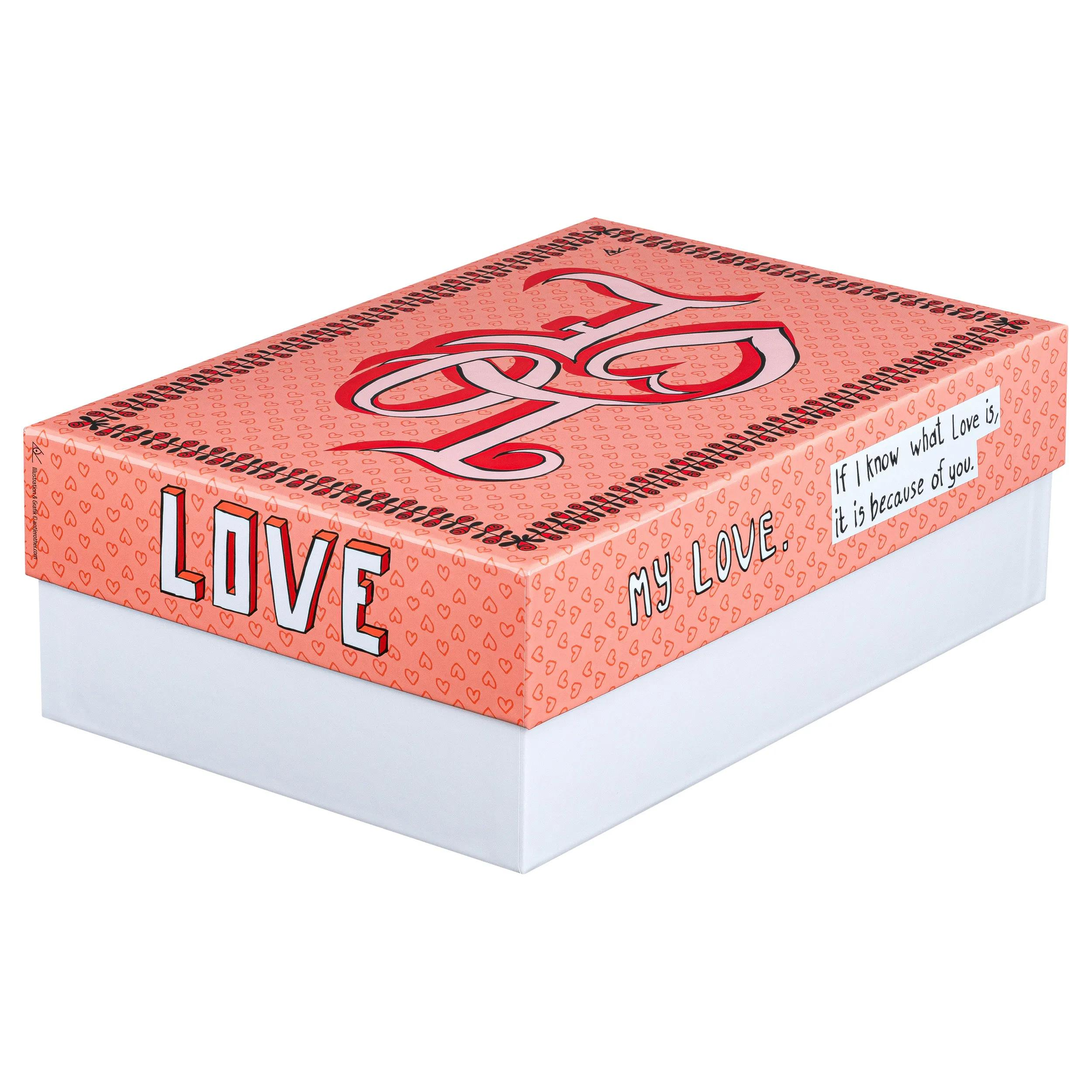 Una caja rosa con estampado de corazones, con texto 'LOVE' y 'MY LOVE'.