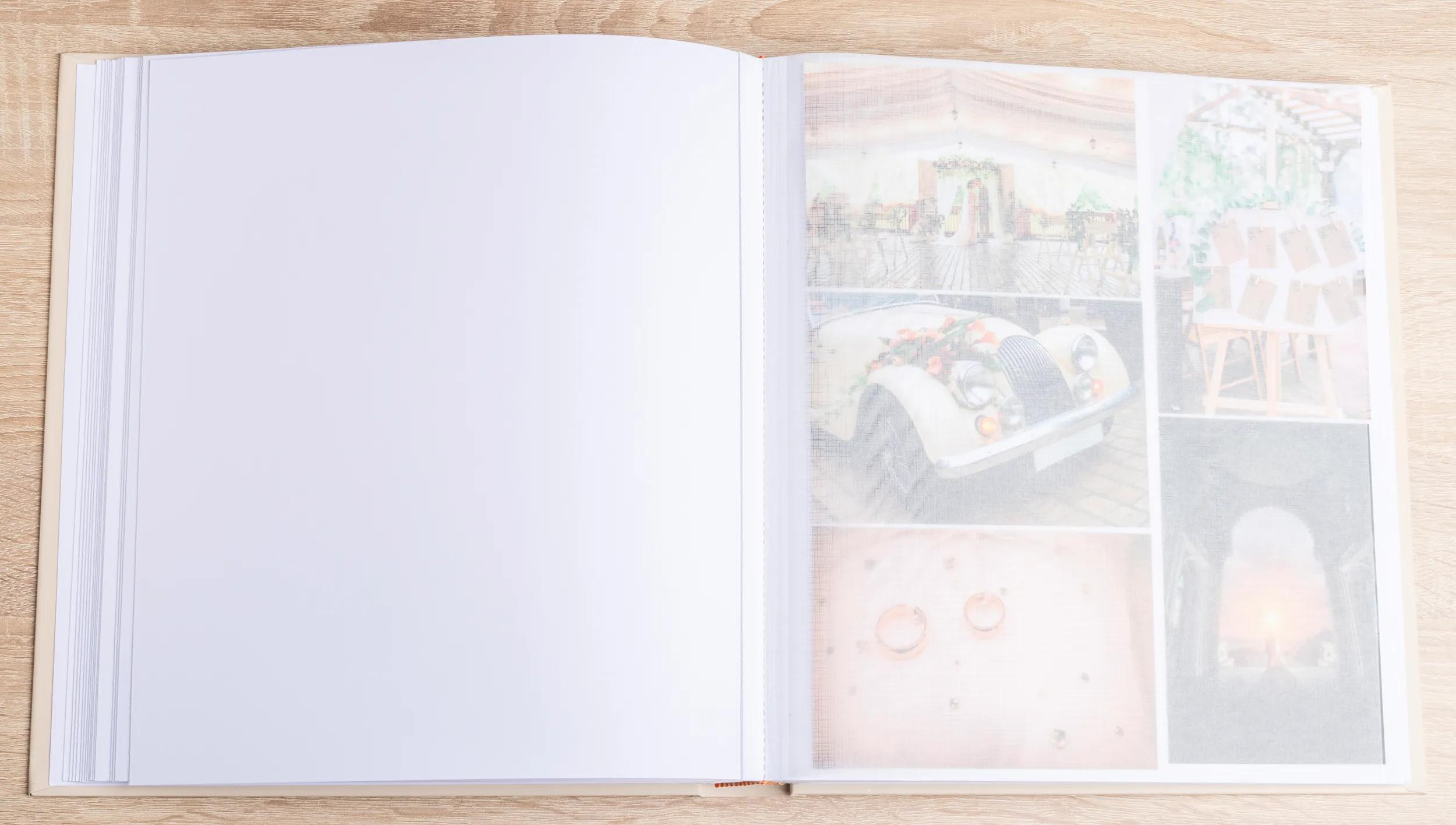 Un album aperto con pagine bianche a sinistra e foto di matrimonio a destra.