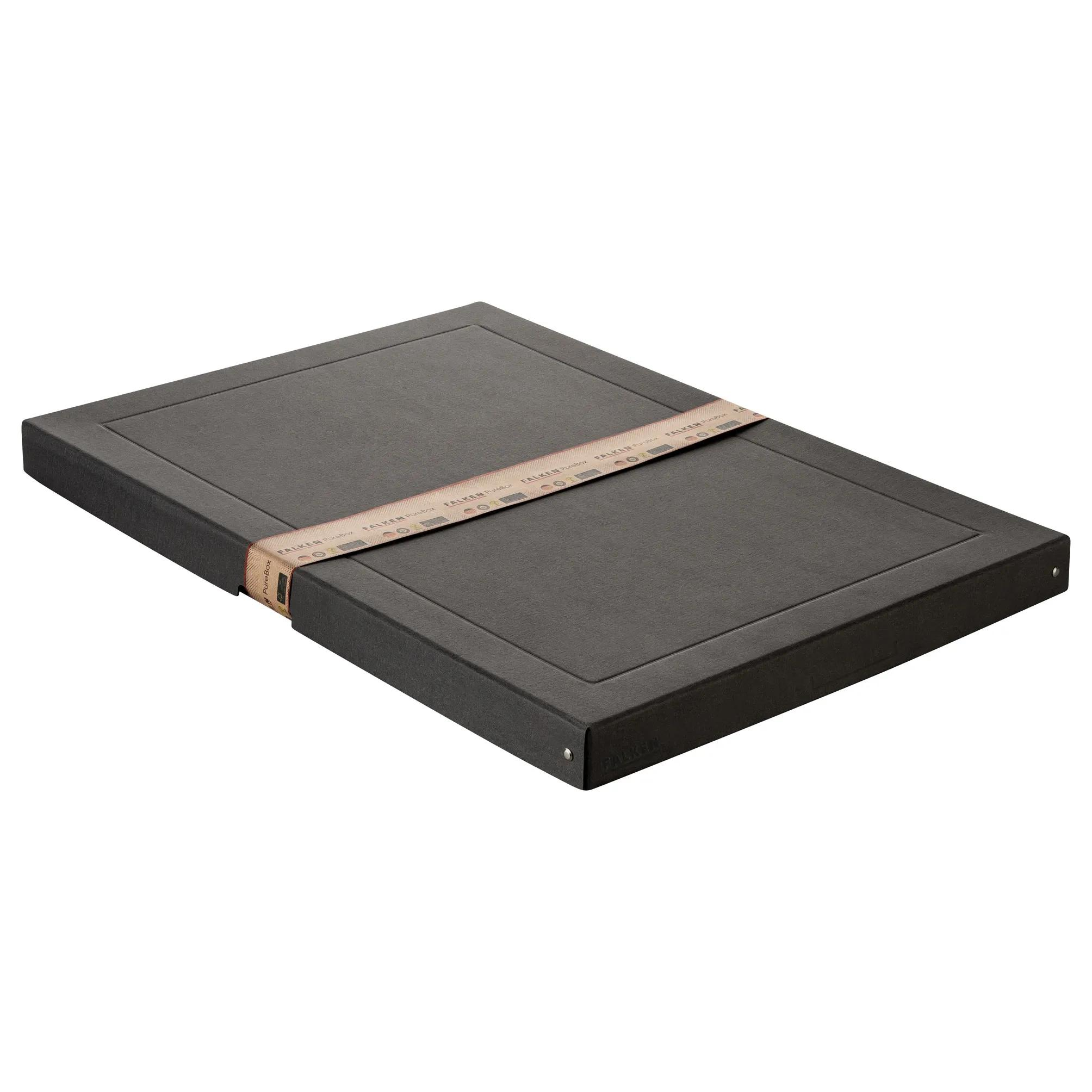 Carpeta gris oscuro con banda marrón impresa con logos. Fondo blanco.