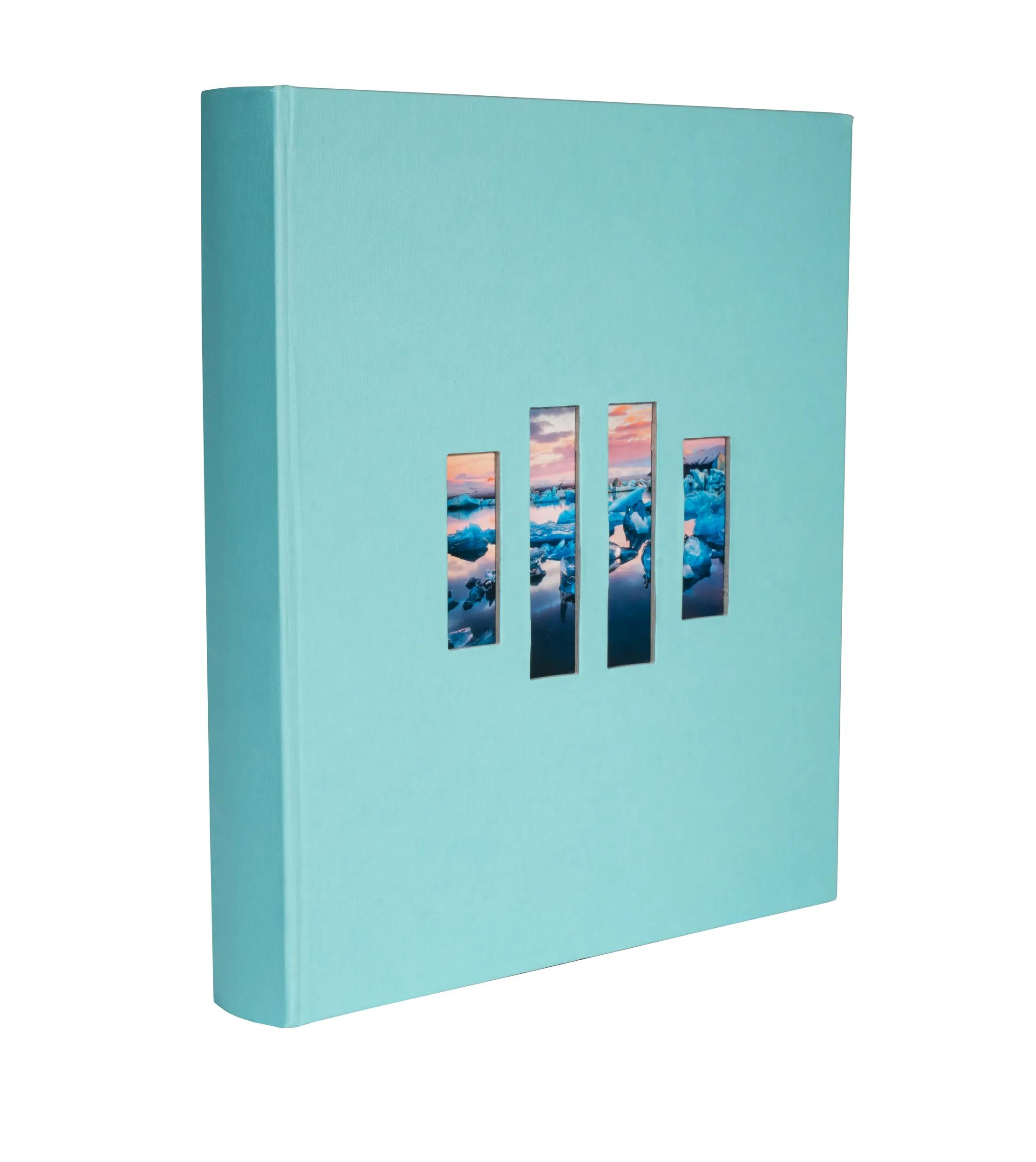 Carpeta azul claro con cuatro ventanas verticales que muestran icebergs y un atardecer.