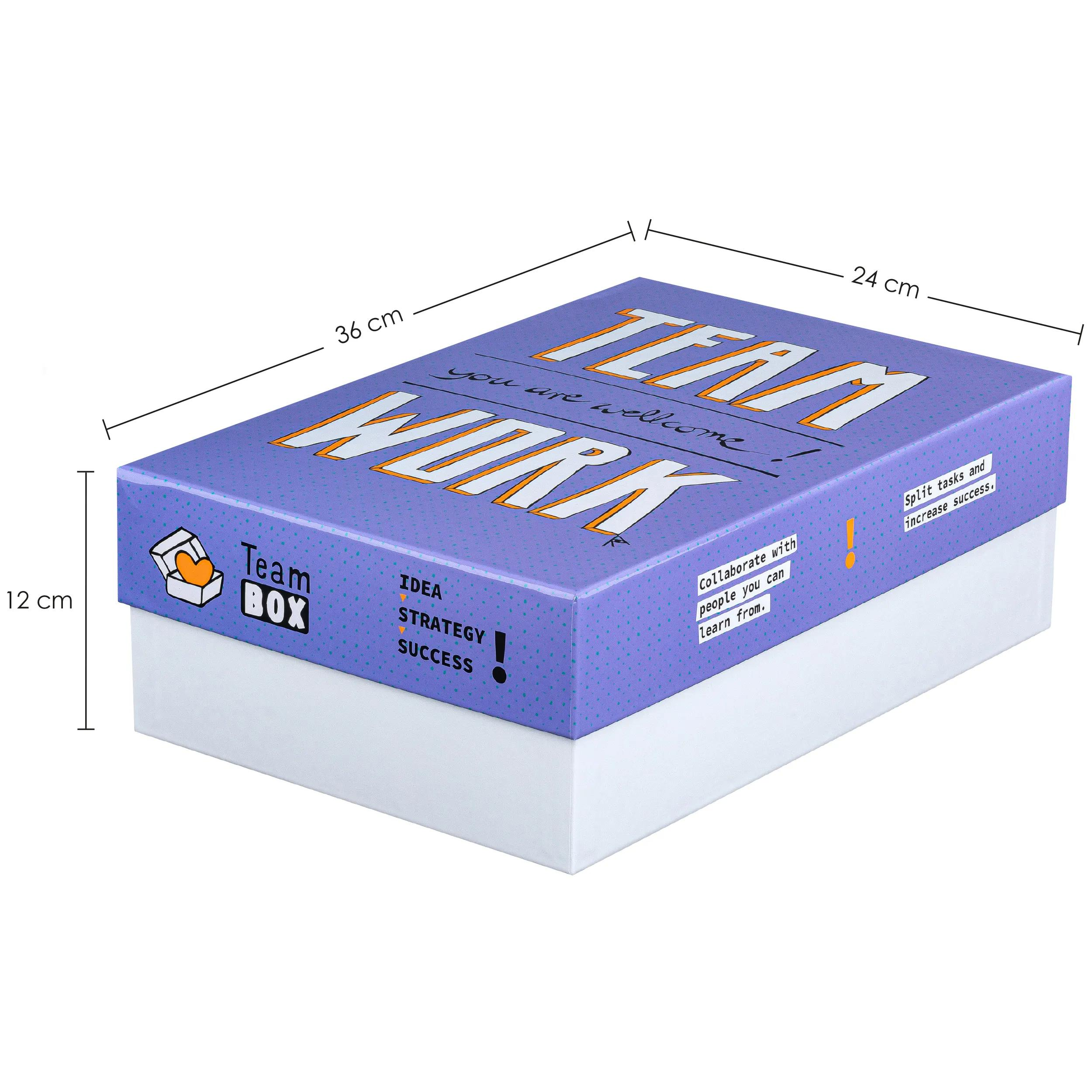 Una caja morada con texto TEAM WORK, dimensiones 36x24x12 cm.