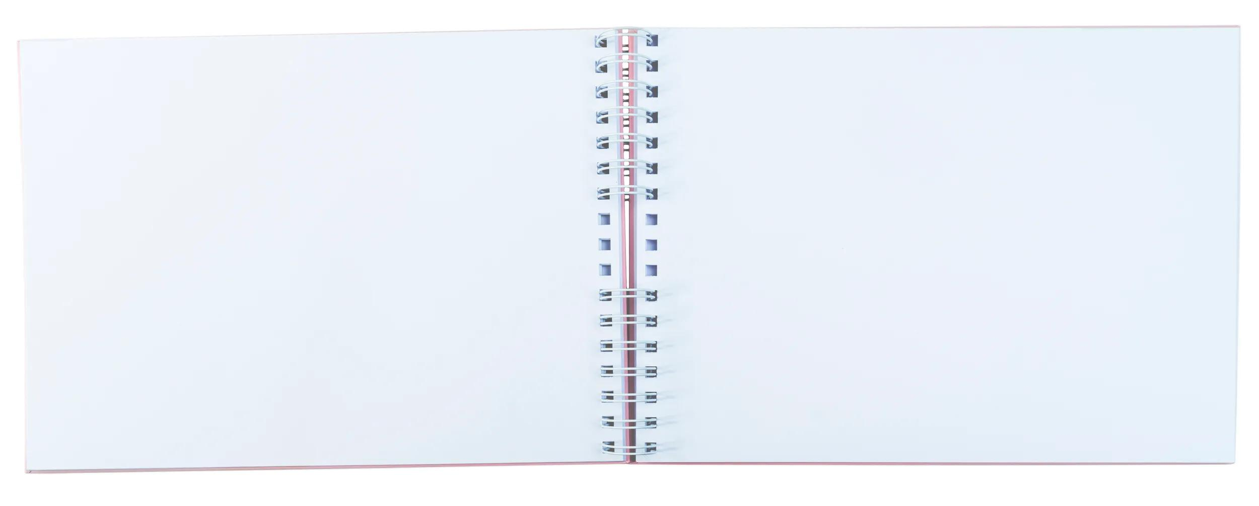 Un cuaderno abierto con páginas blancas vacías y espiral plateada.
