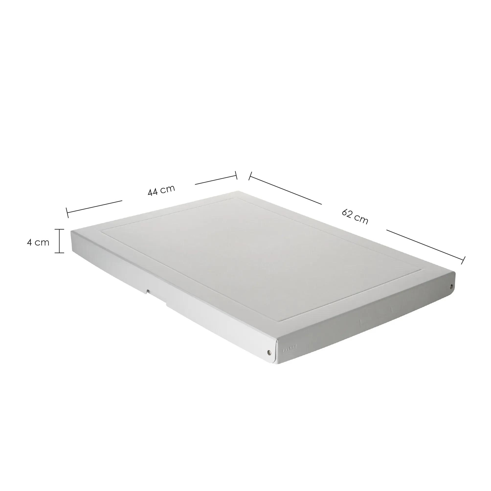 Un contenedor gris y plano de 62x44x4 cm.