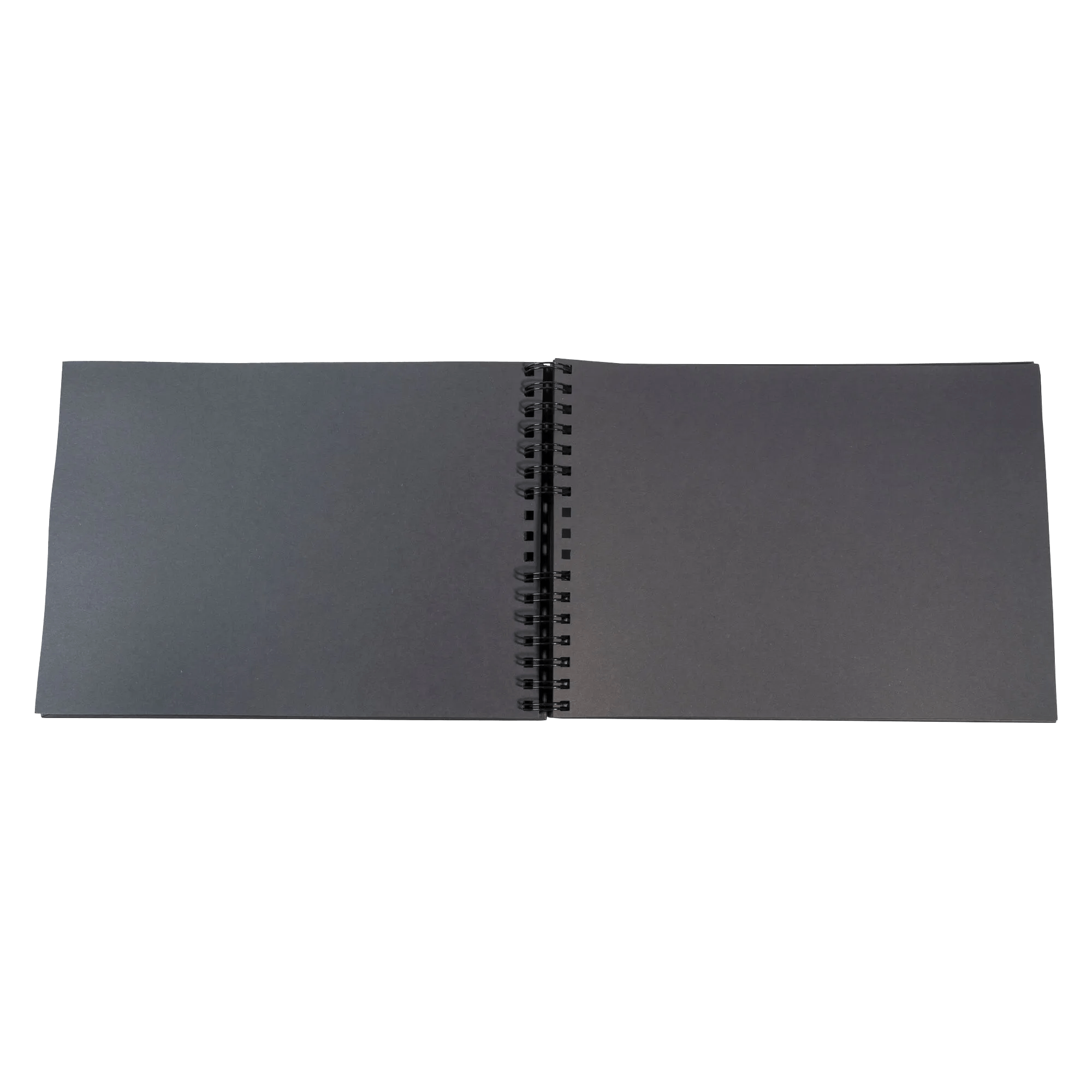Un cuaderno negro abierto con espiral sobre fondo verde.