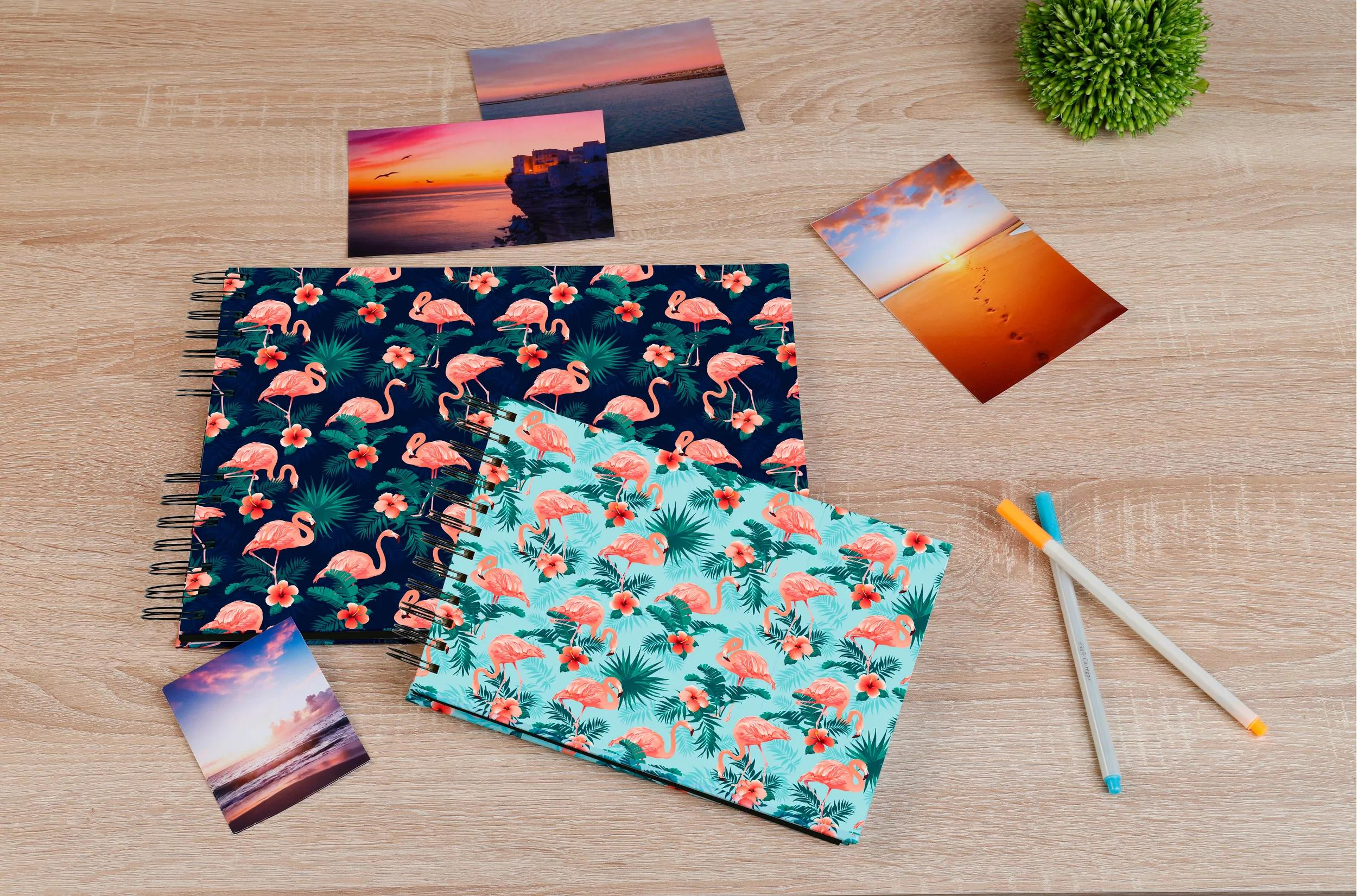 Un escritorio con cuadernos, fotos y bolígrafos.