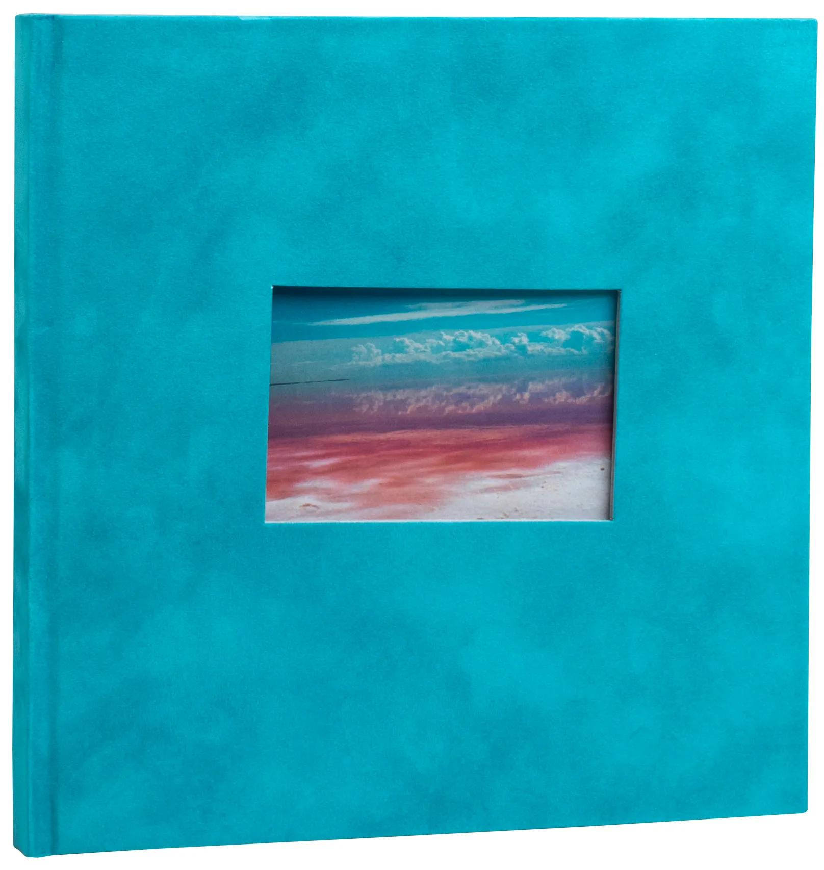 Una portada turquesa con un recorte rectangular que muestra un lago salado rosa.