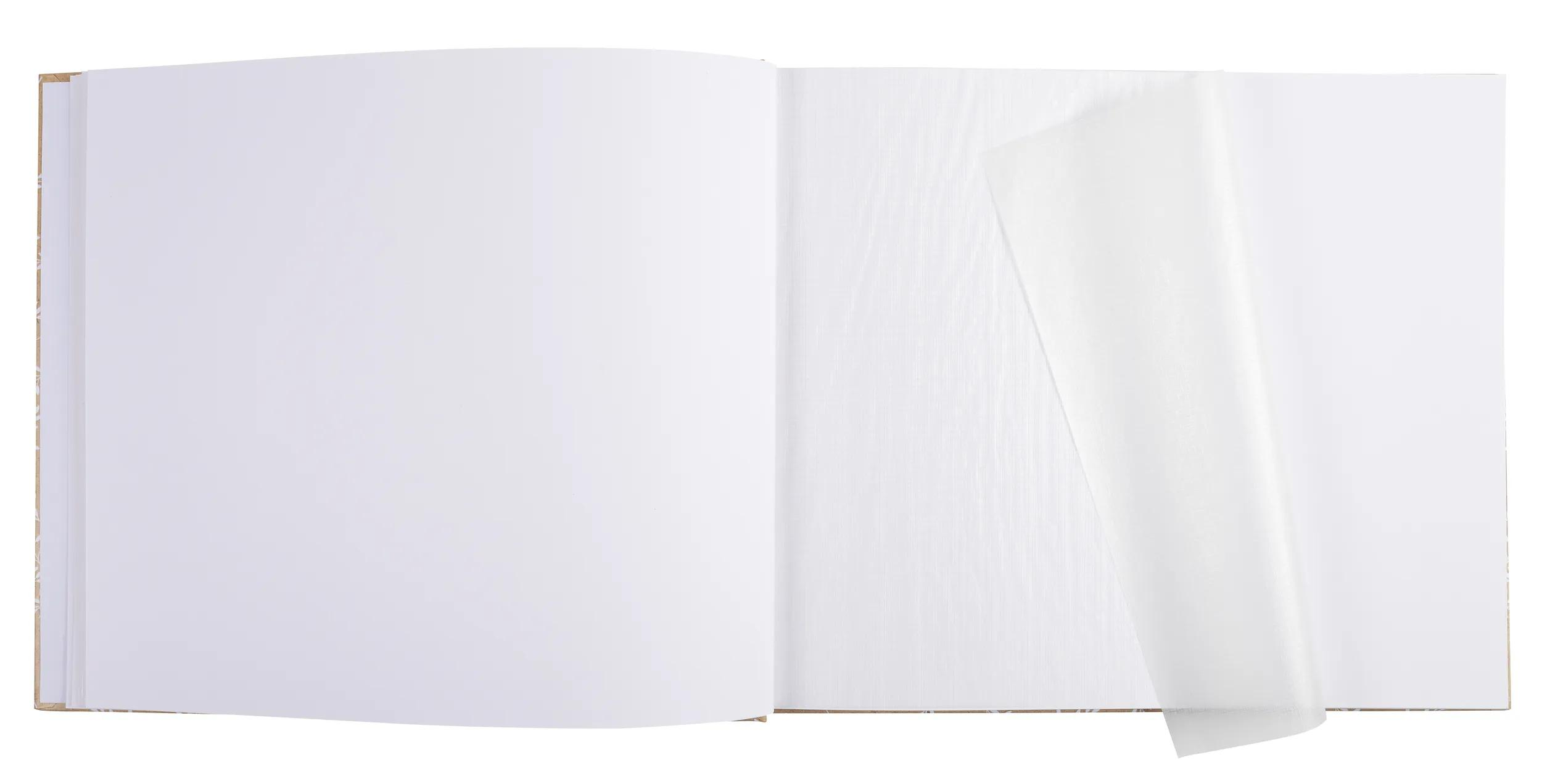 Un libro abierto con páginas blancas, una página protectora de vitela se curva a la derecha.