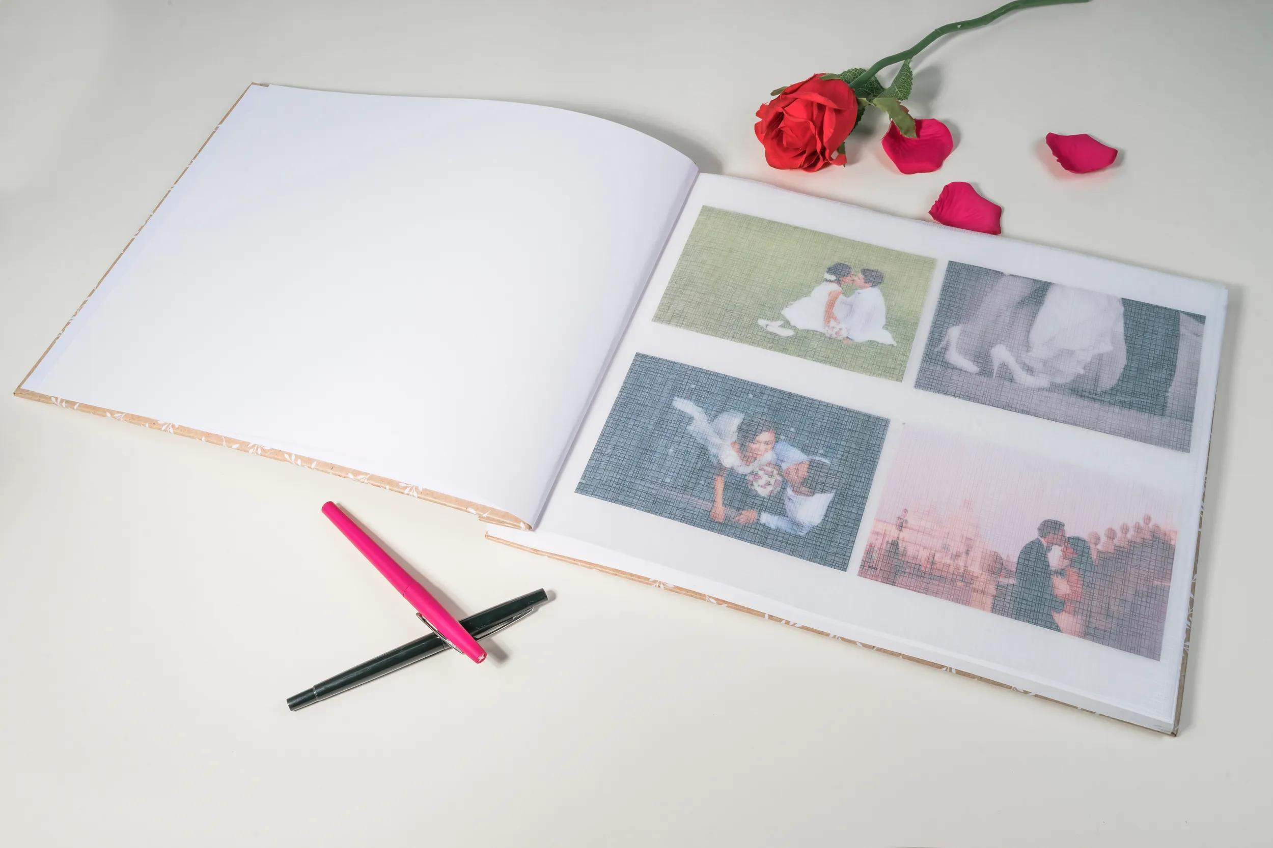 Un álbum de fotos abierto que muestra fotos de bodas, una rosa roja y dos bolígrafos.