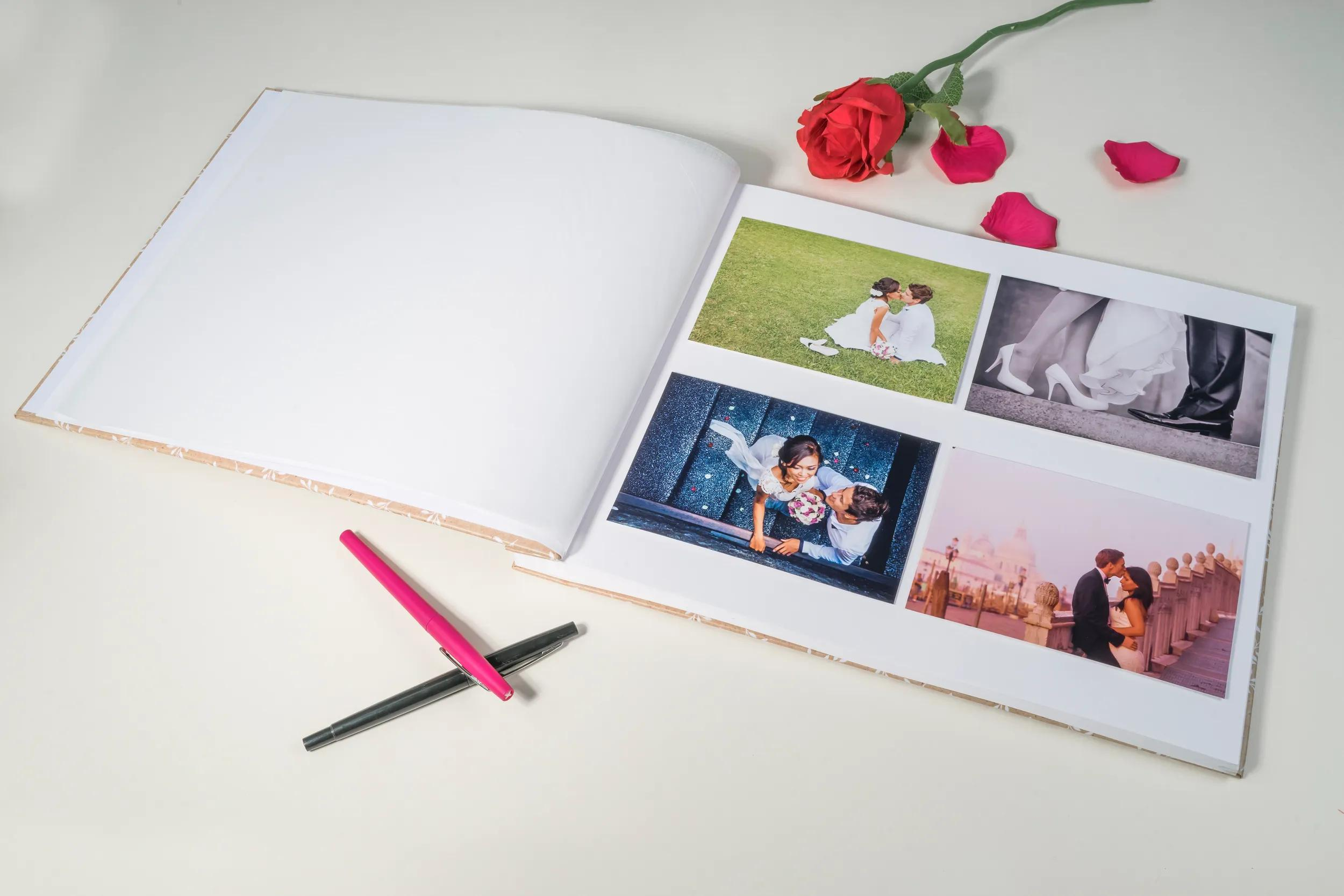 Un álbum de fotos abierto que muestra fotos de bodas y pétalos de rosa.