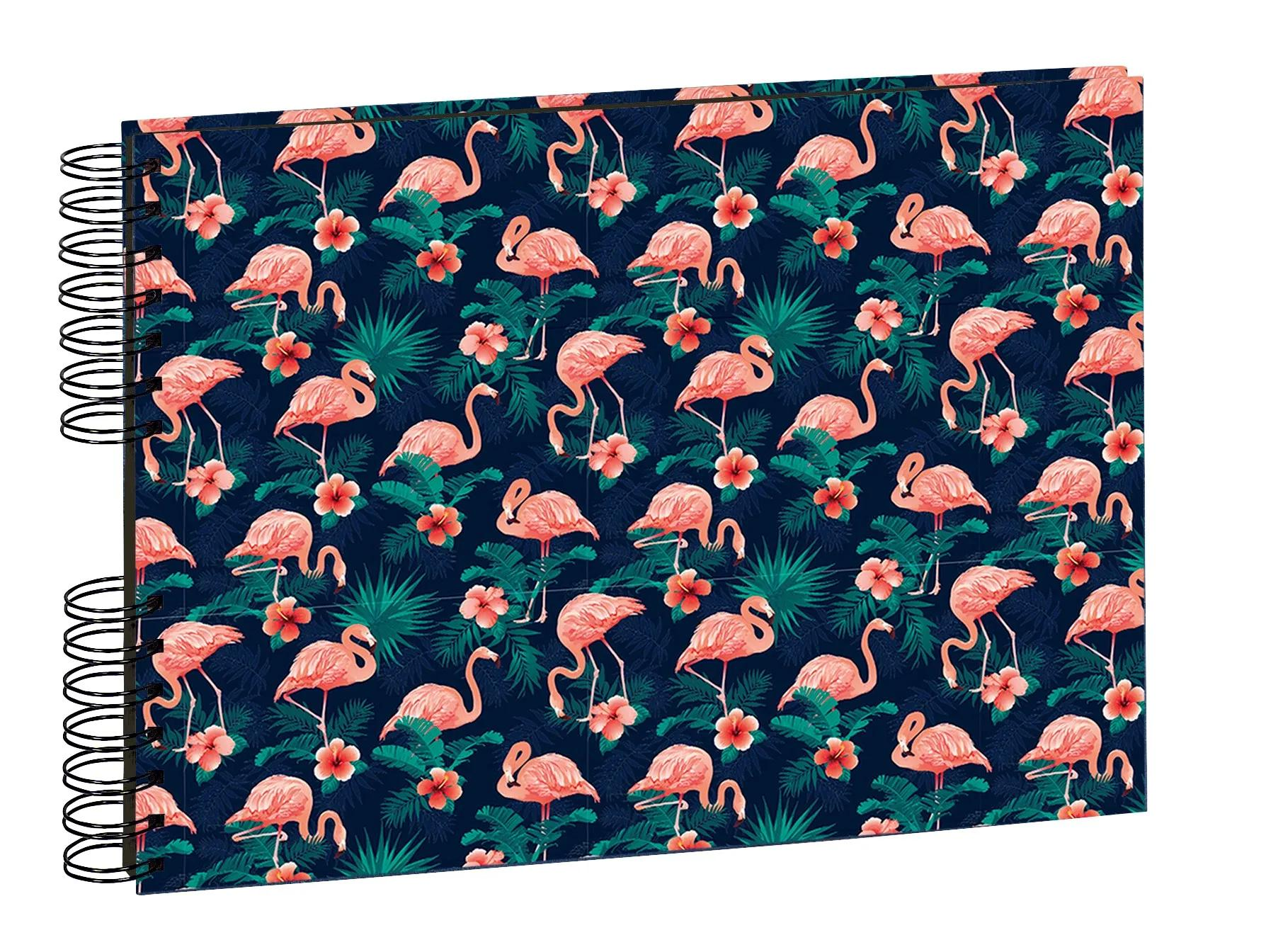 Un cuaderno con flamencos y hojas tropicales sobre fondo azul oscuro.