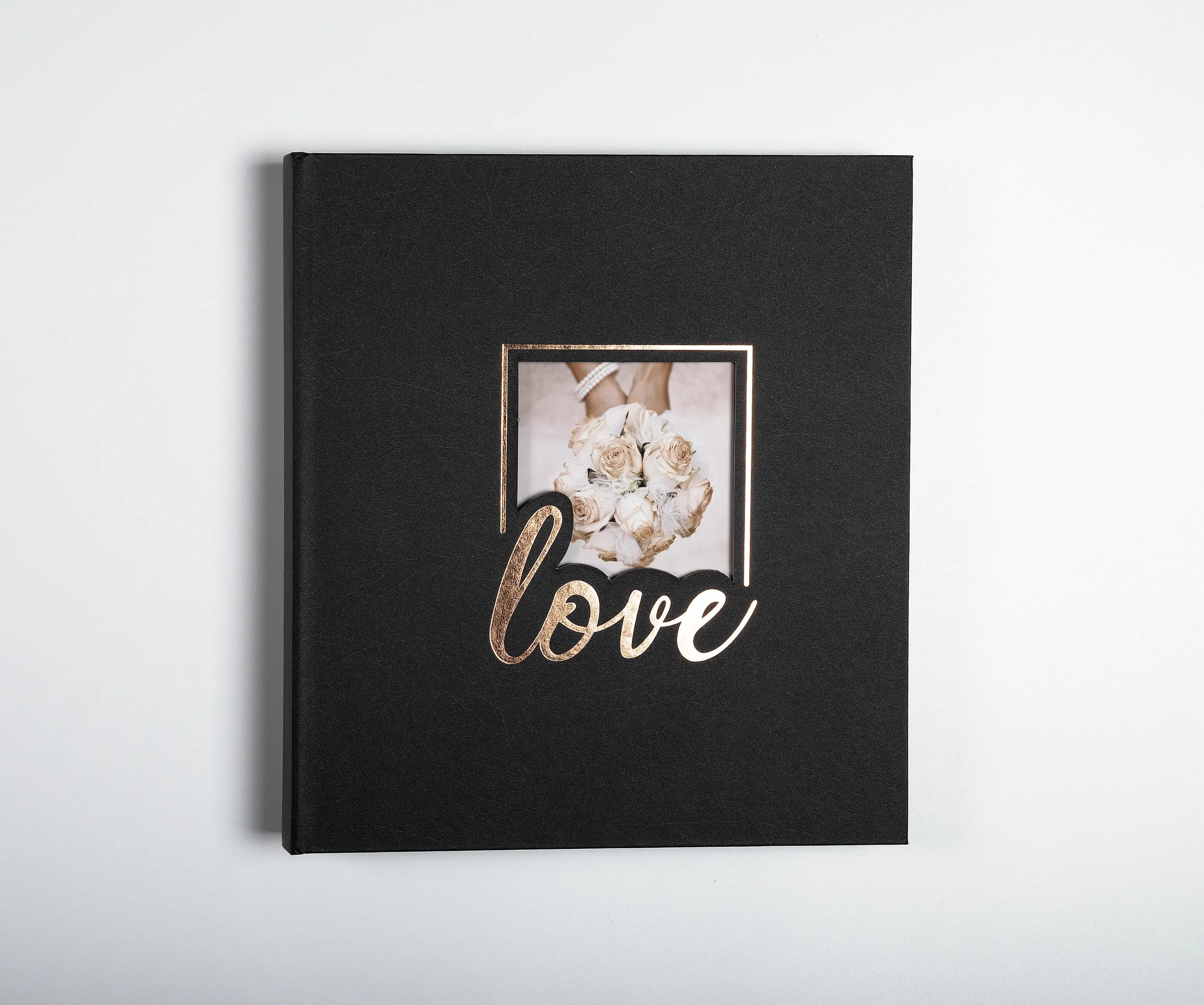Álbum negro con foto de corazón y letras doradas de 'amor'.