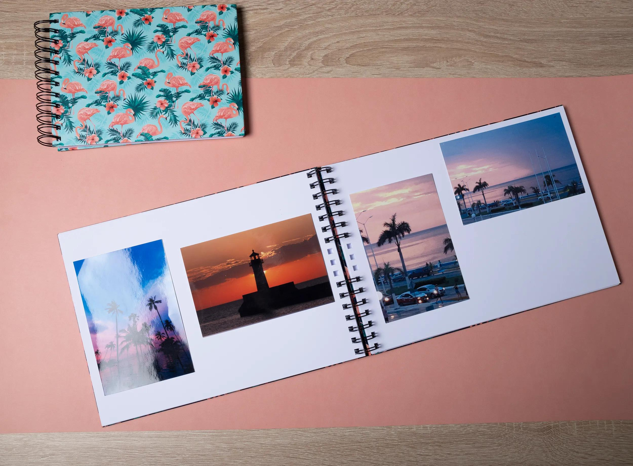 Un álbum de fotos abierto con fotos de vacaciones junto al mar al atardecer y palmeras.