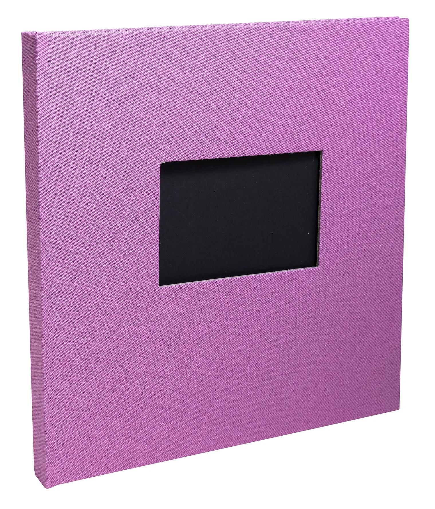Álbum de fotos morado con un recorte rectangular en la portada.