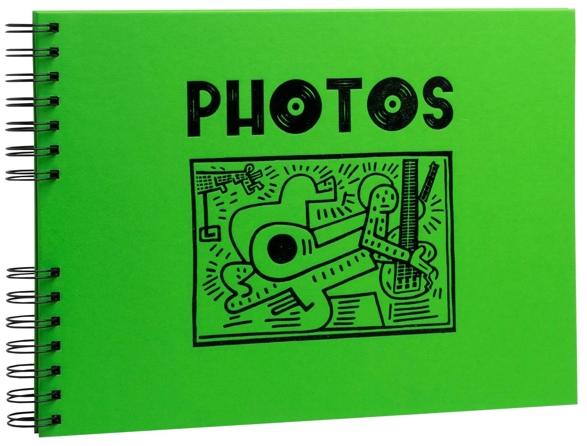 Álbum de fotos verde con texto e ilustración negros.