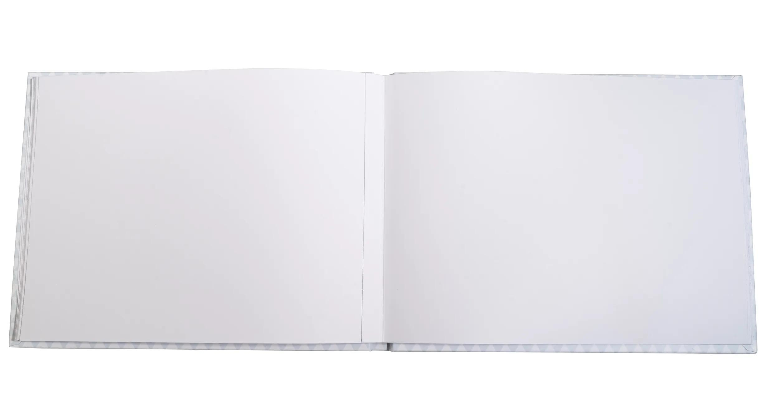 Un libro abierto con páginas blancas vacías y un patrón azul claro en el borde.