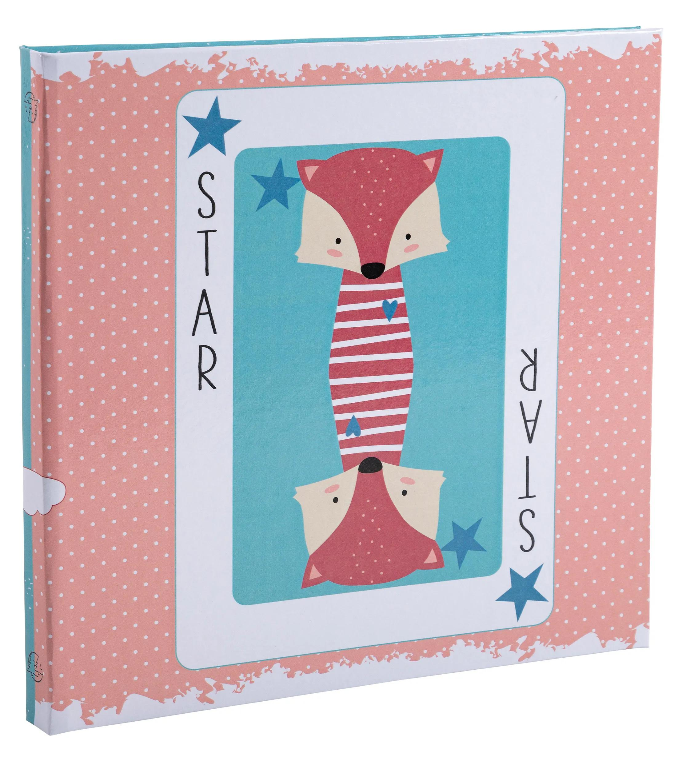 Un libro con estampado de lunares rosas y dos zorros en una tarjeta azul.