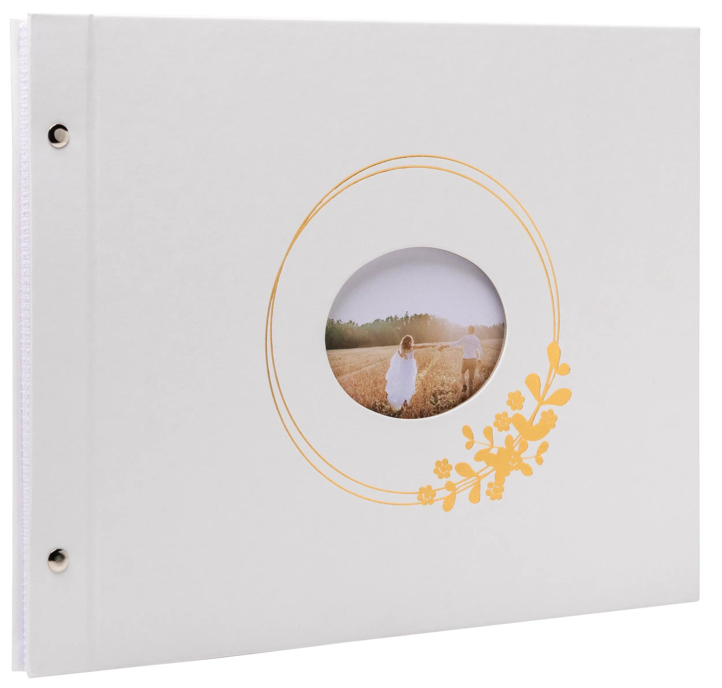 Un album bianco con una finestra rotonda che mostra una coppia.