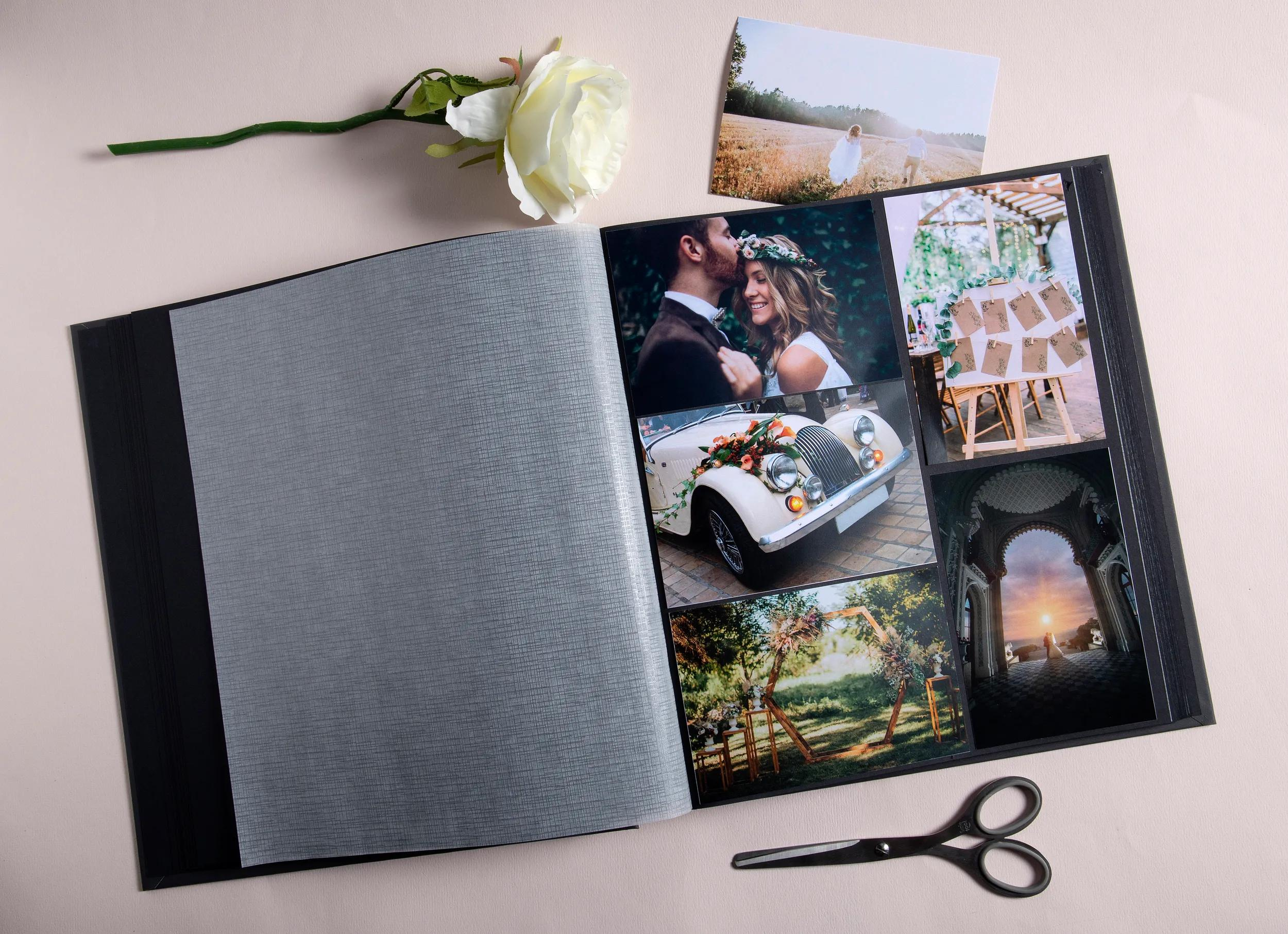 Un álbum de fotos abierto con fotos de bodas, una rosa y tijeras sobre fondo claro.