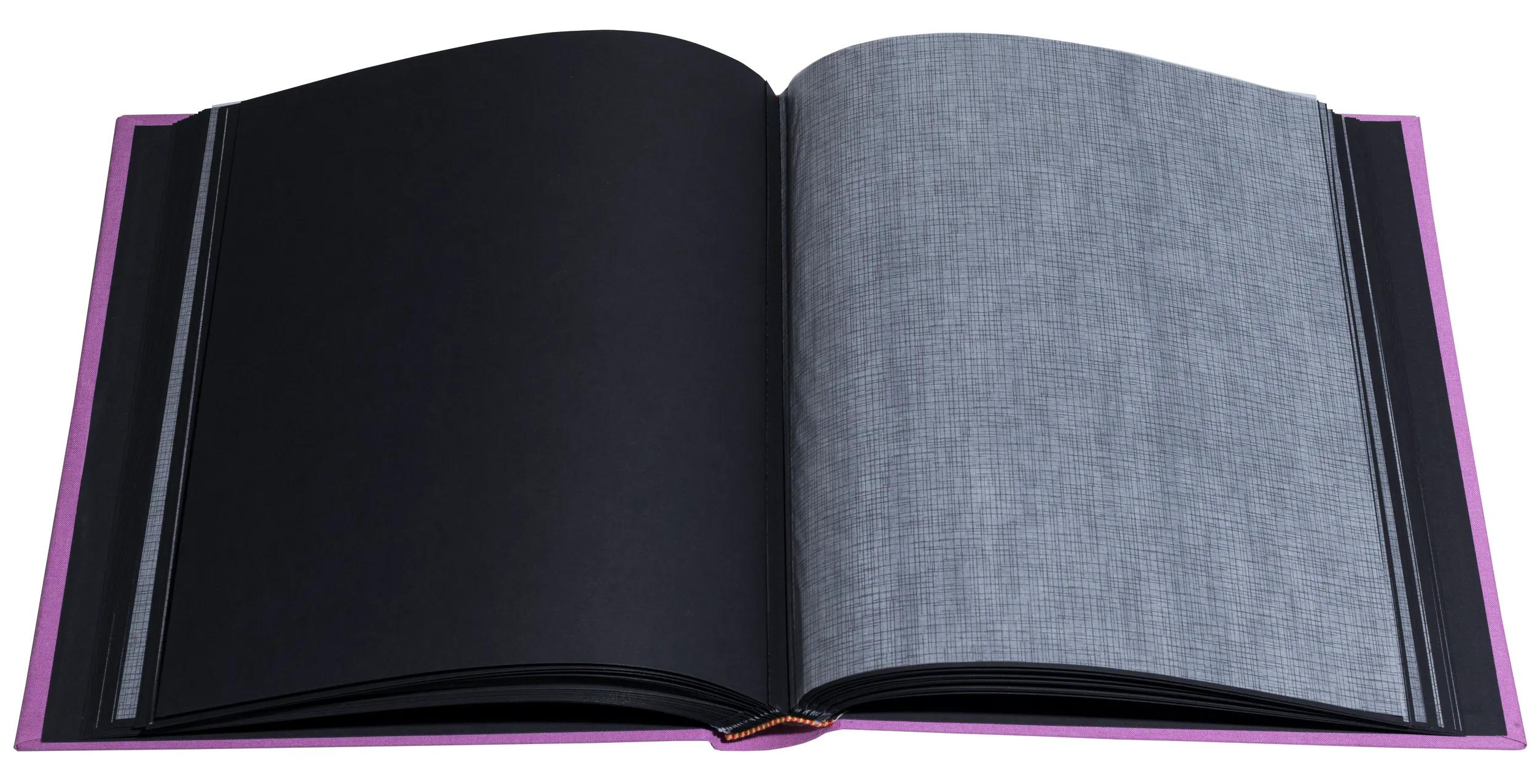 Un libro abierto con cubierta morada. Página izquierda negra, página derecha a cuadros grises.