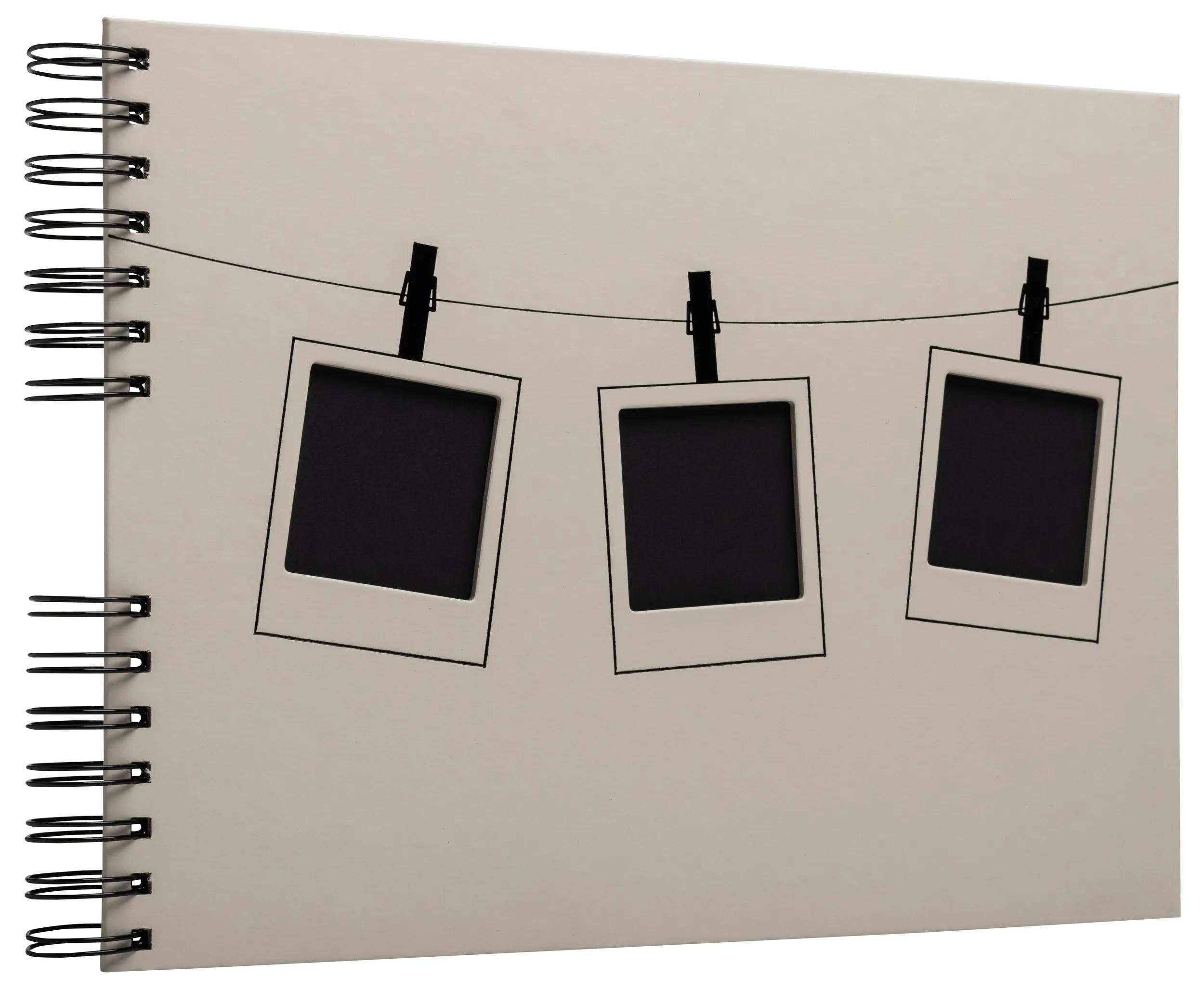 Un cuaderno de espiral con tres pegatinas de fotos vacías en una cuerda.