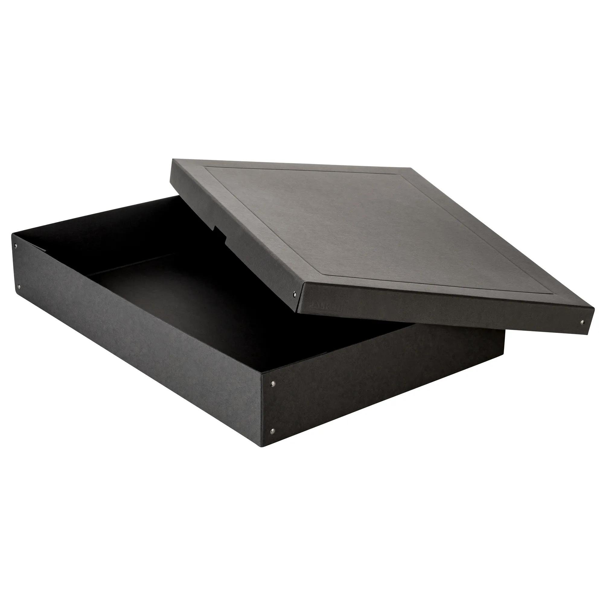 Una caja rectangular negra con la tapa ligeramente entreabierta, sobre fondo blanco.