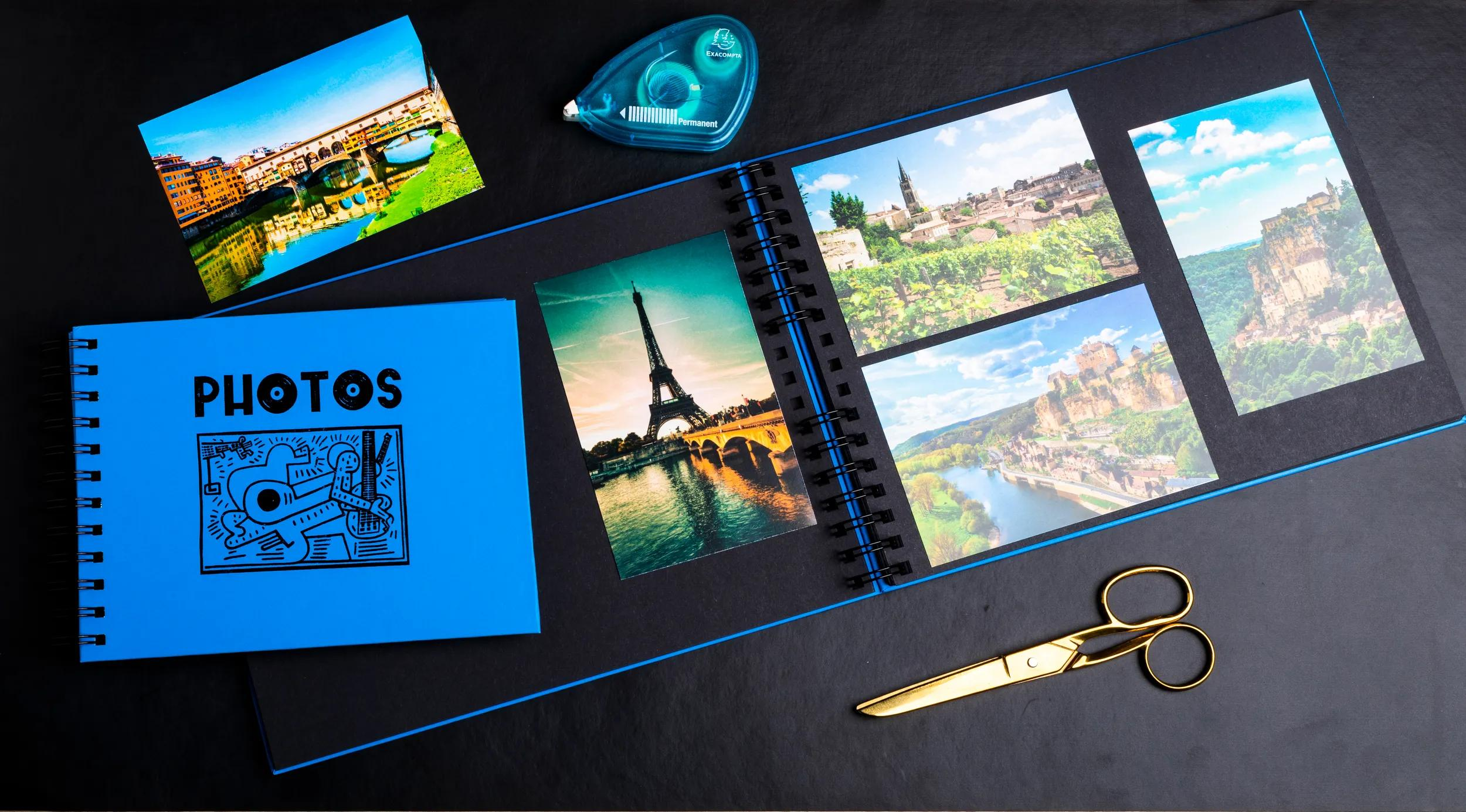 Un álbum de fotos azul con fotos de París, Florencia y castillos.