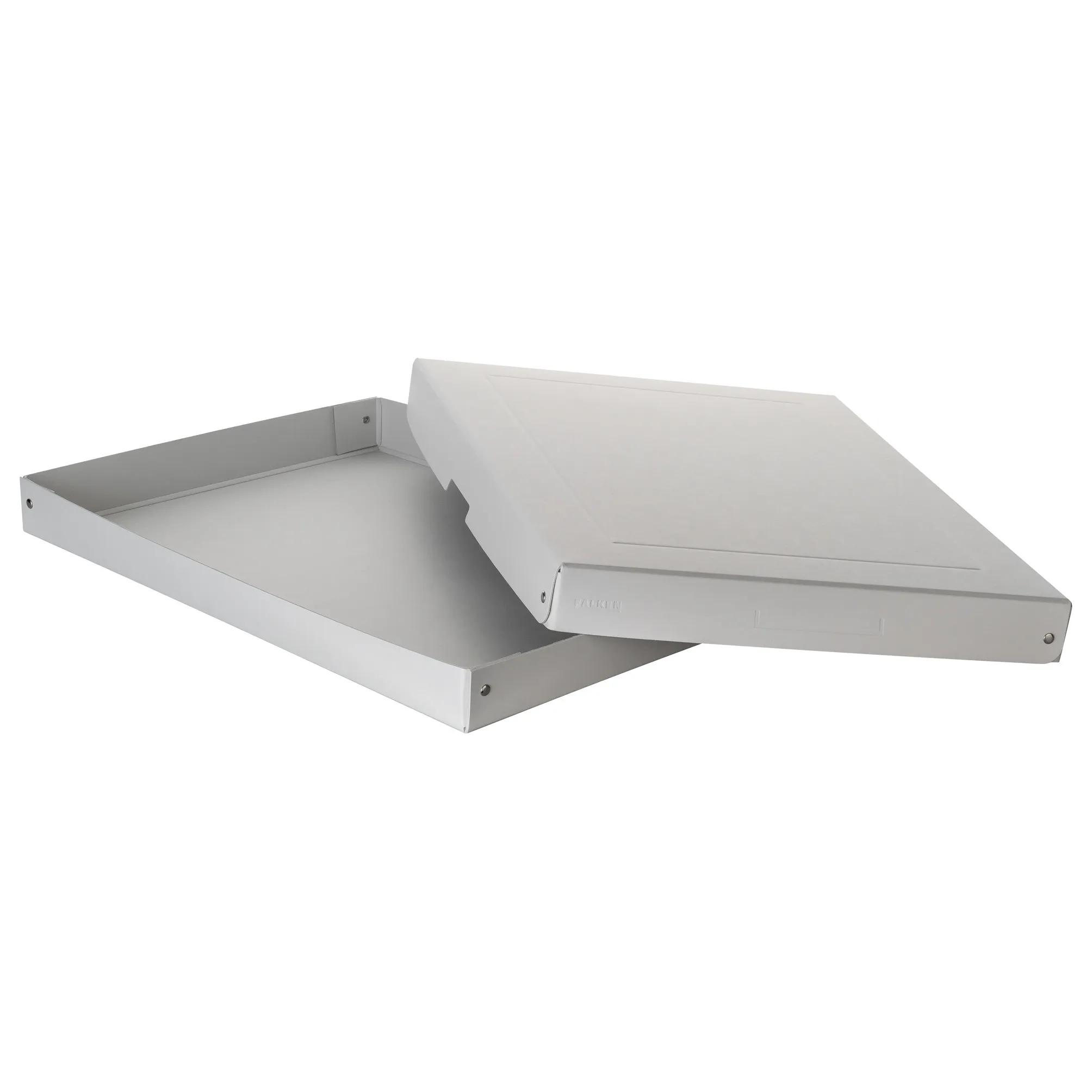 Una caja de archivo plateada con la tapa abierta sobre fondo blanco.
