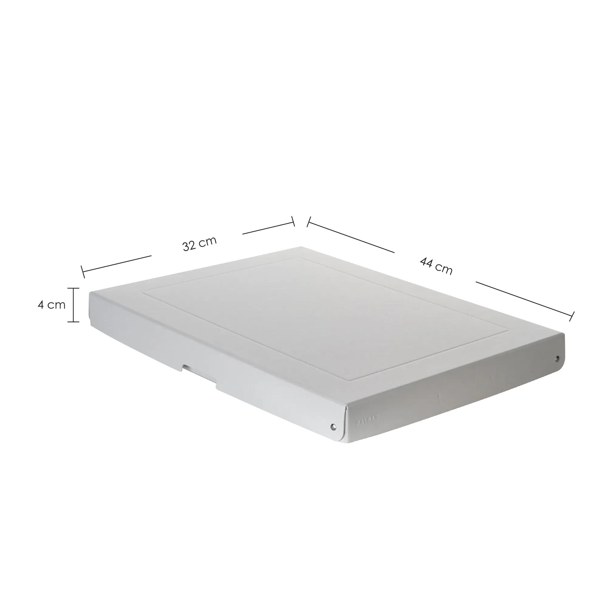 Caja blanca con dimensiones: 4 cm alto, 32 cm ancho, 44 cm largo.