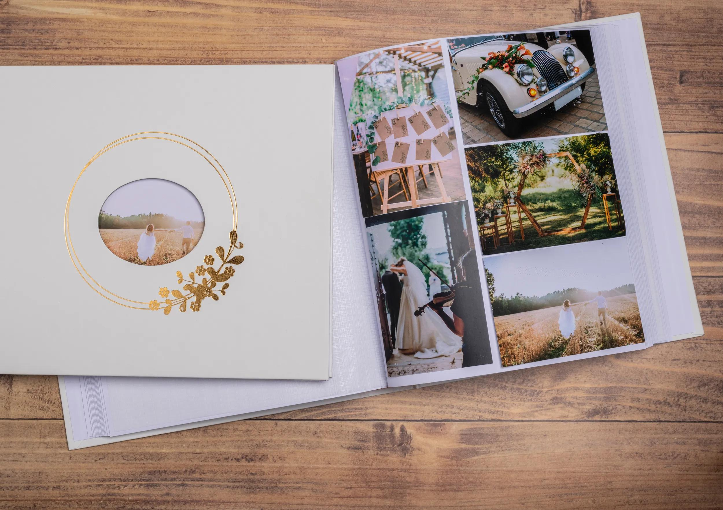 Un álbum de bodas abierto sobre una mesa de madera con fotos de bodas.