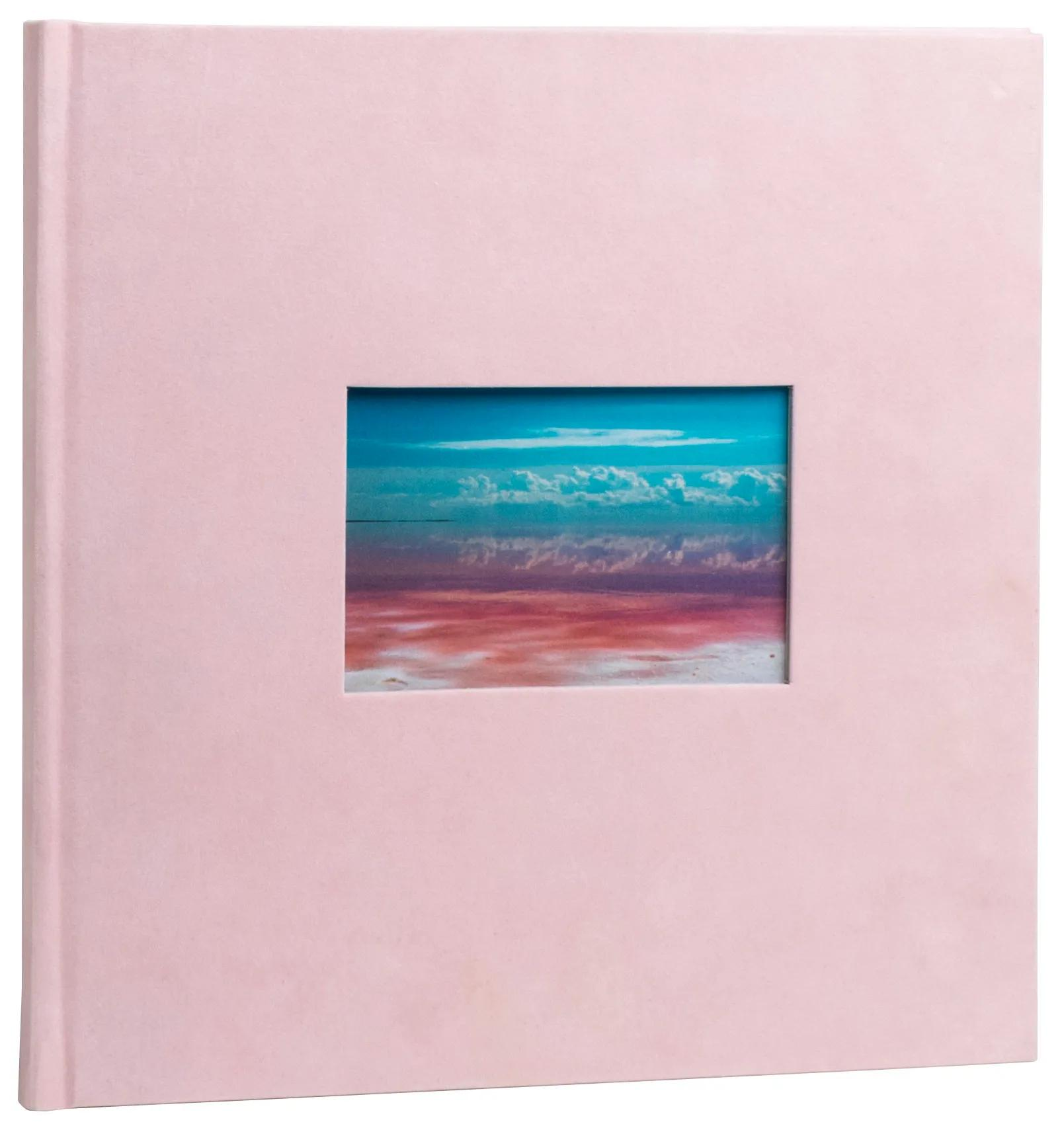 Una portada rosa con un recorte que muestra un lago y el cielo.