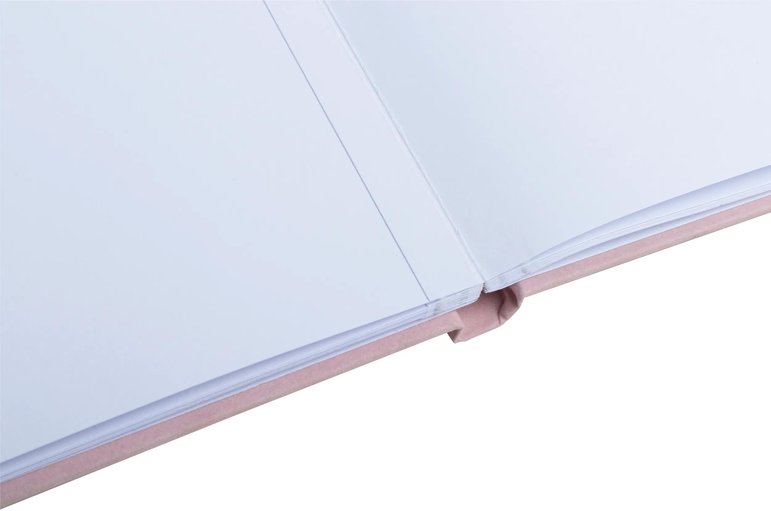 Un libro abierto con cubierta rosa y páginas blancas.