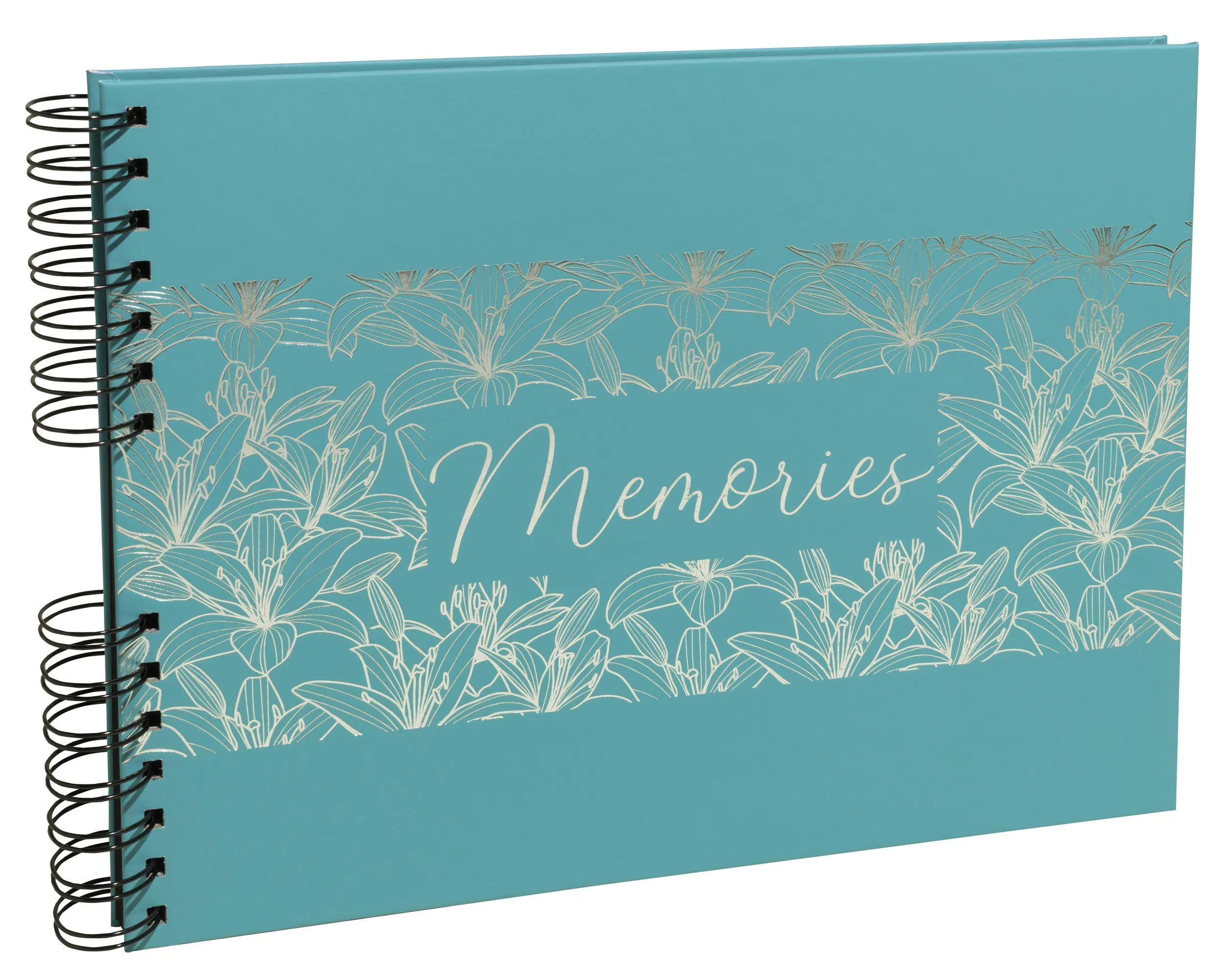 Cubierta turquesa con lirios plateados y la palabra "Memories".