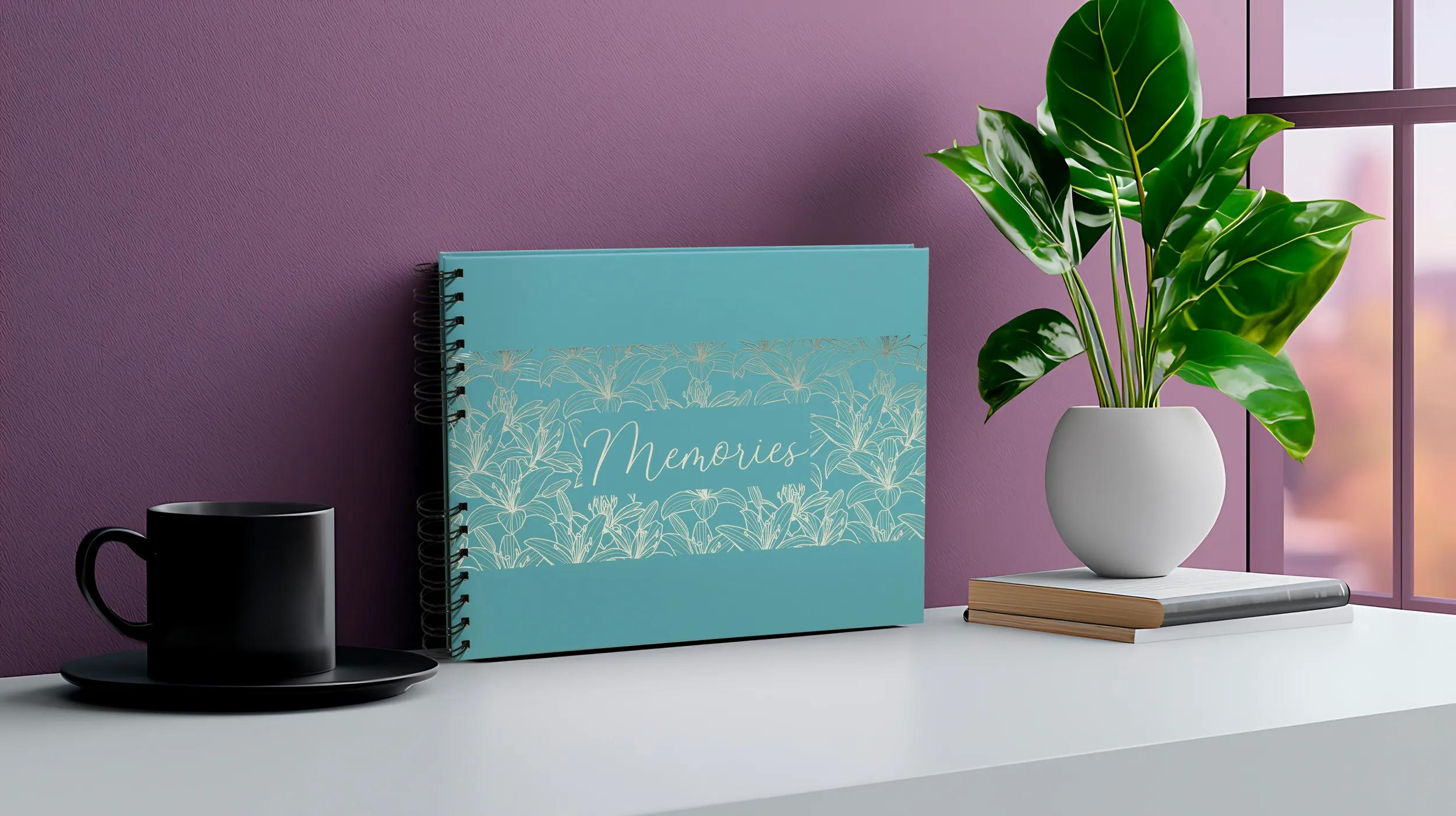 Un cuaderno azul con estampado floral y texto 'Memories'.
