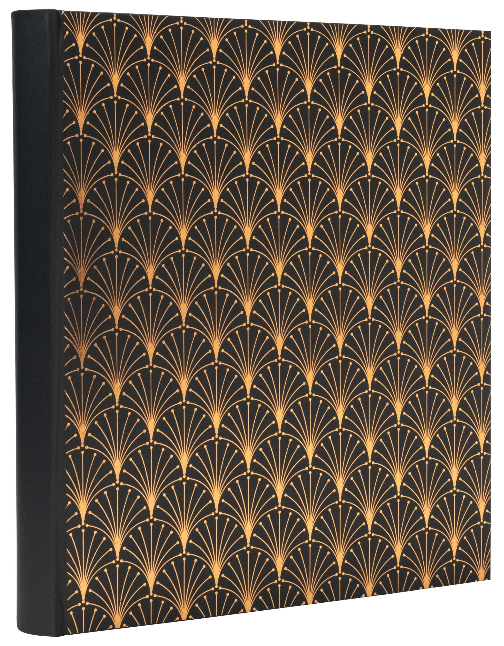 Un libro negro con un patrón dorado de abanico geométrico en la portada.