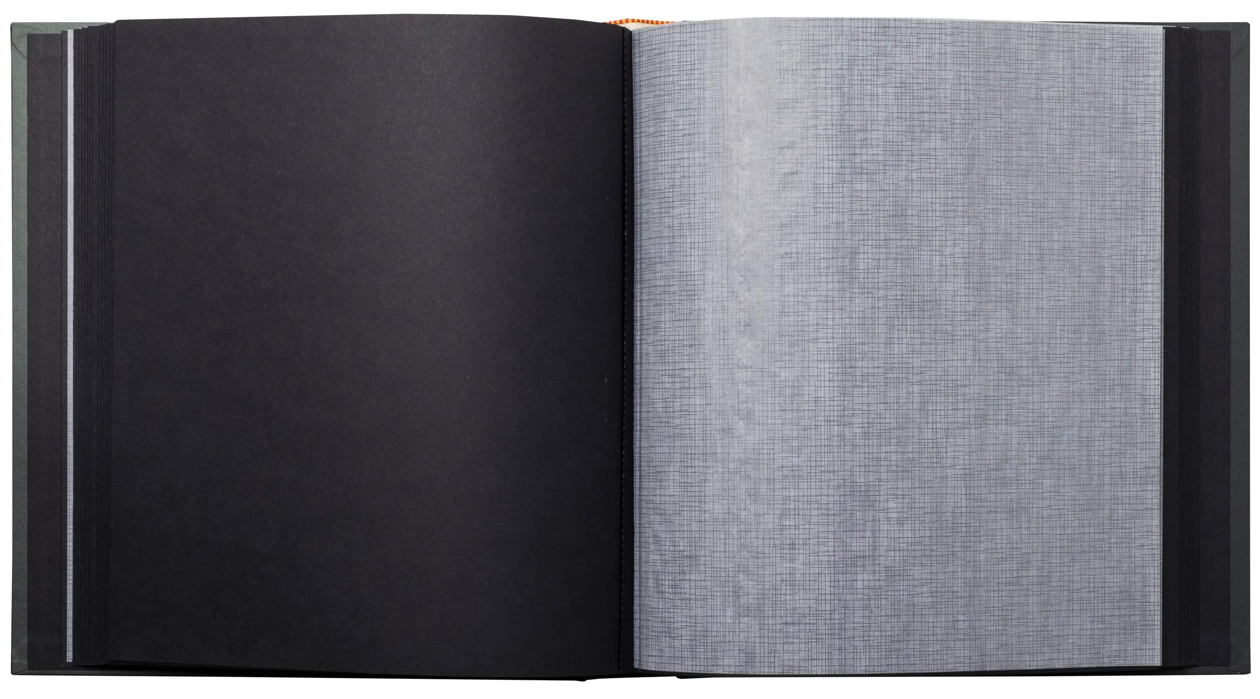 Un libro abierto que muestra una página negra y una página estampada.