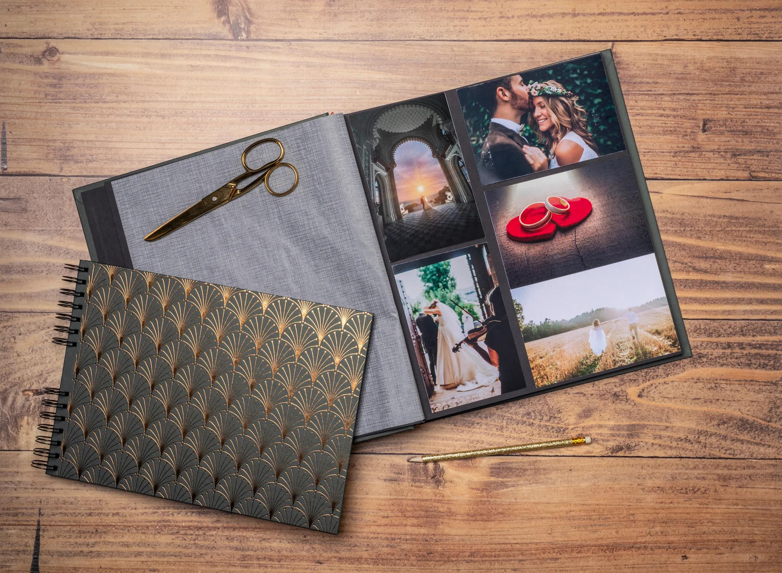 Un álbum de fotos abierto con fotos de bodas y tijeras doradas sobre mesa de madera.