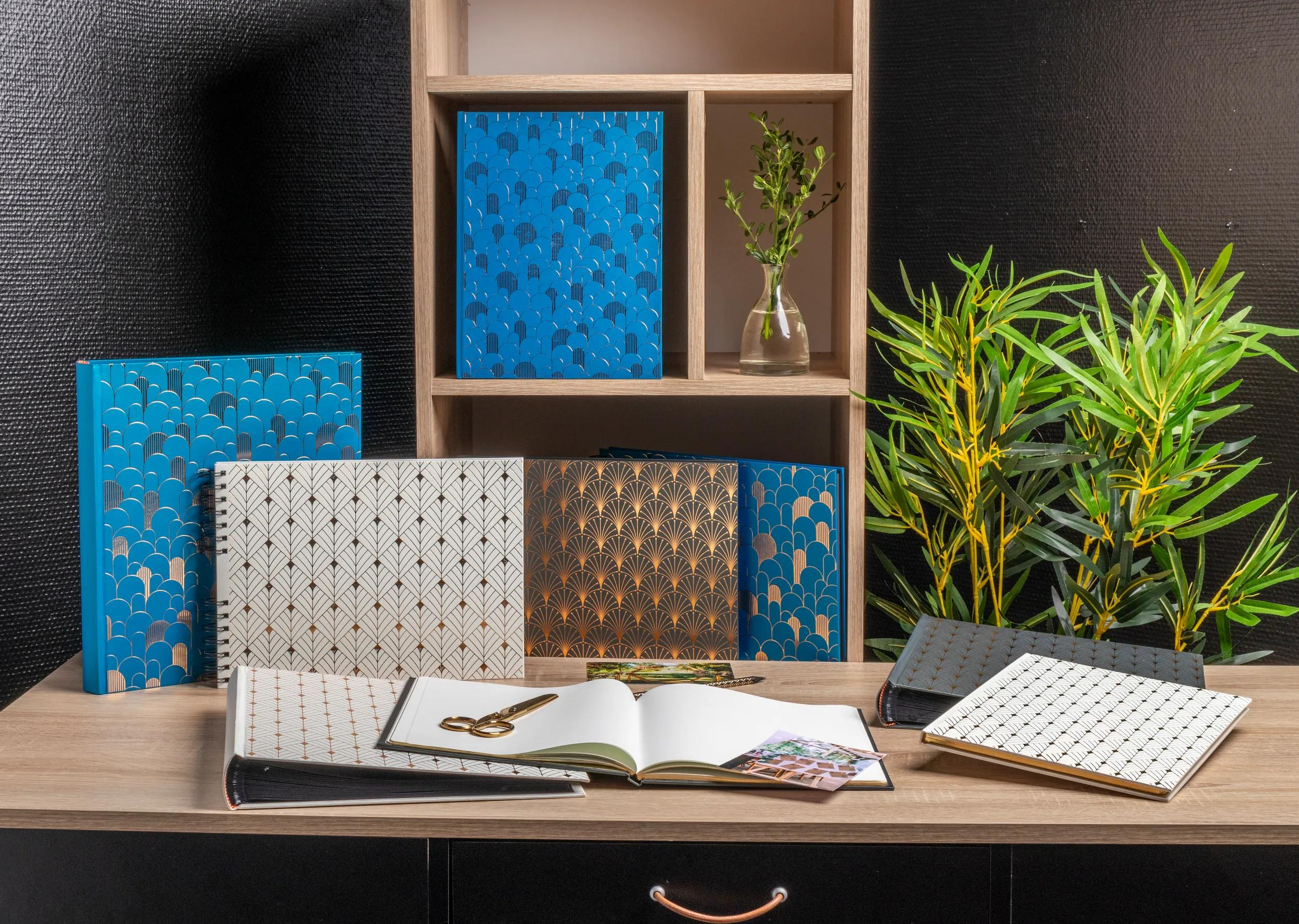 Un escritorio con cuadernos, tijeras y plantas.