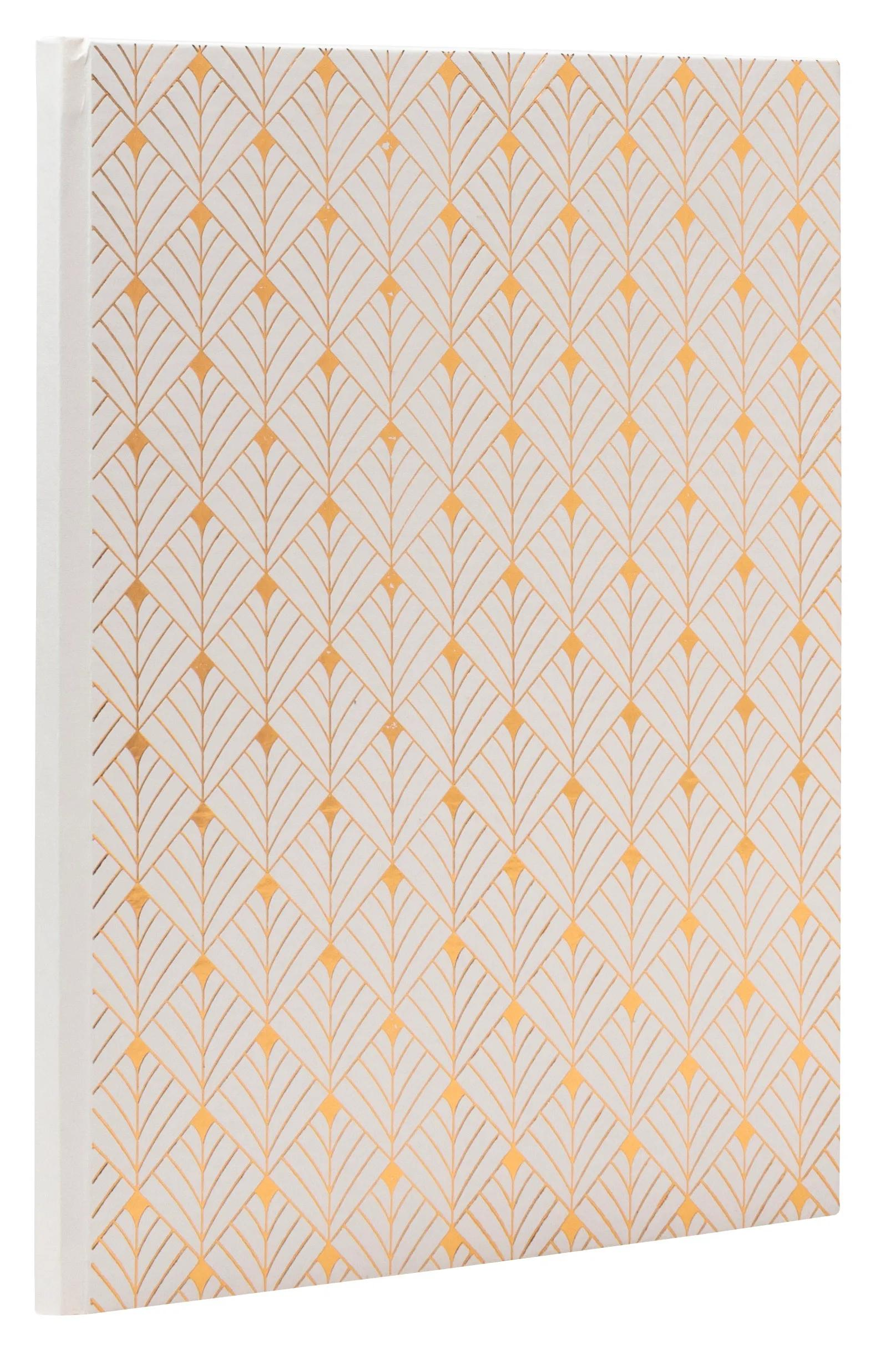 Un libro blanco con un patrón geométrico de líneas doradas.