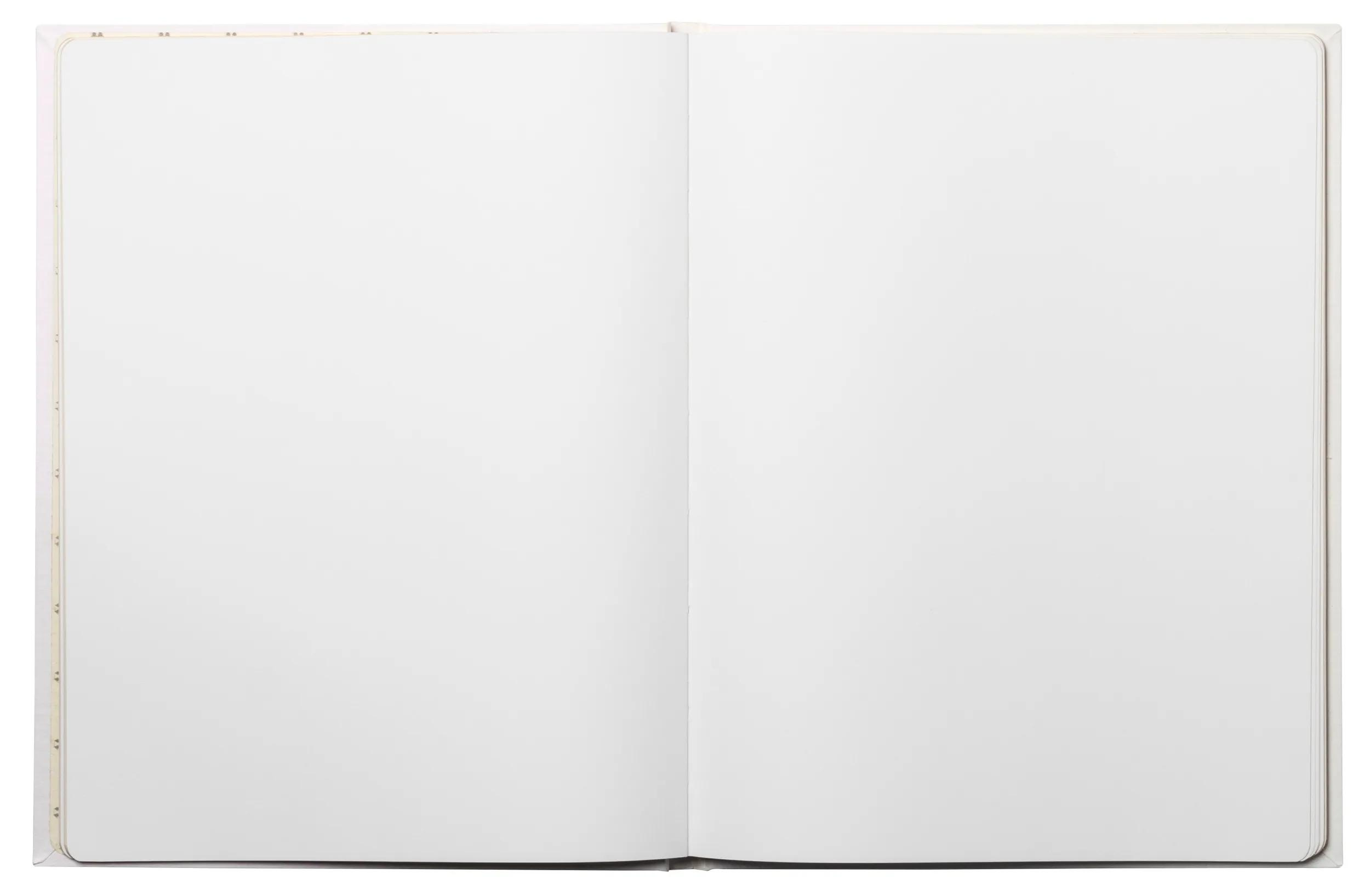 Un cuaderno abierto con páginas blancas en blanco y una cubierta clara.