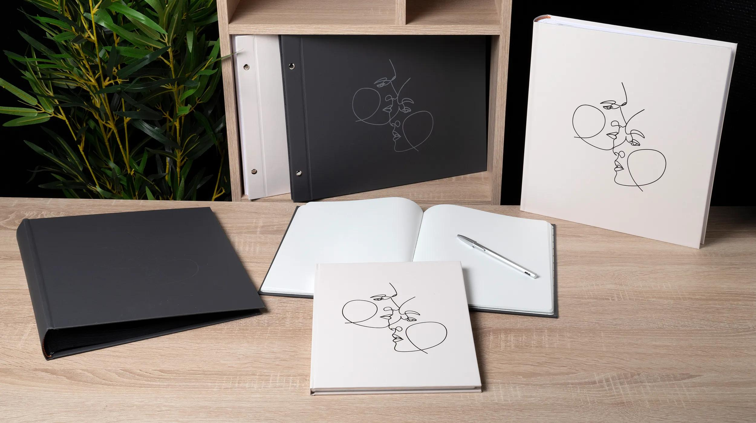 Un cuaderno abierto con un bolígrafo yace junto a una carpeta negra.
