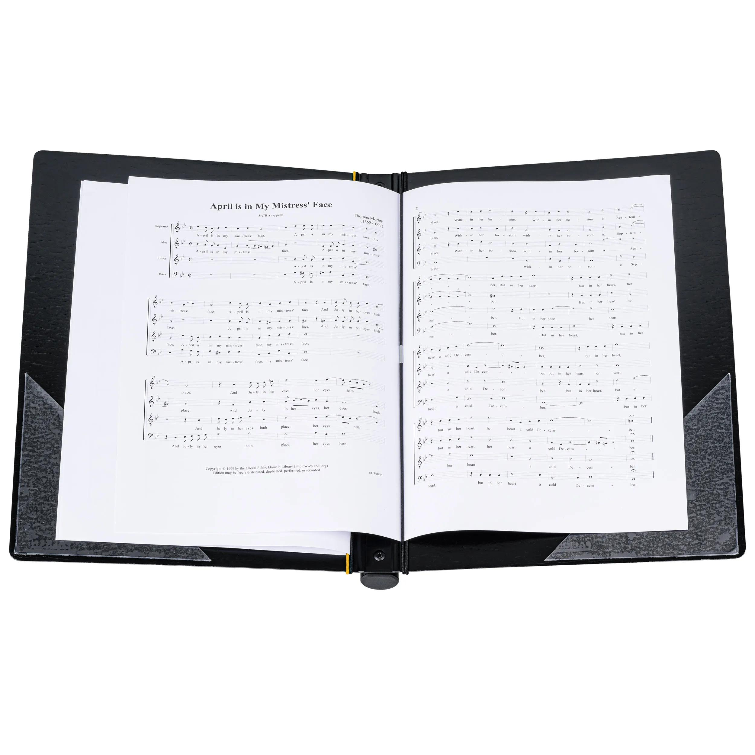 Una carpeta de música abierta que muestra partituras con notas y letras.
