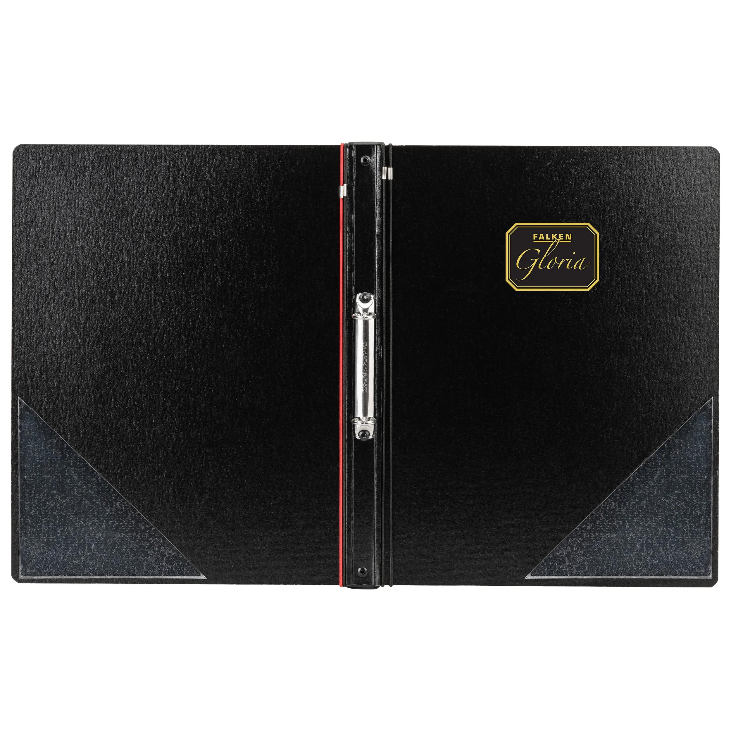 Carpeta negra con borde rojo y logo dorado en la parte superior derecha.
