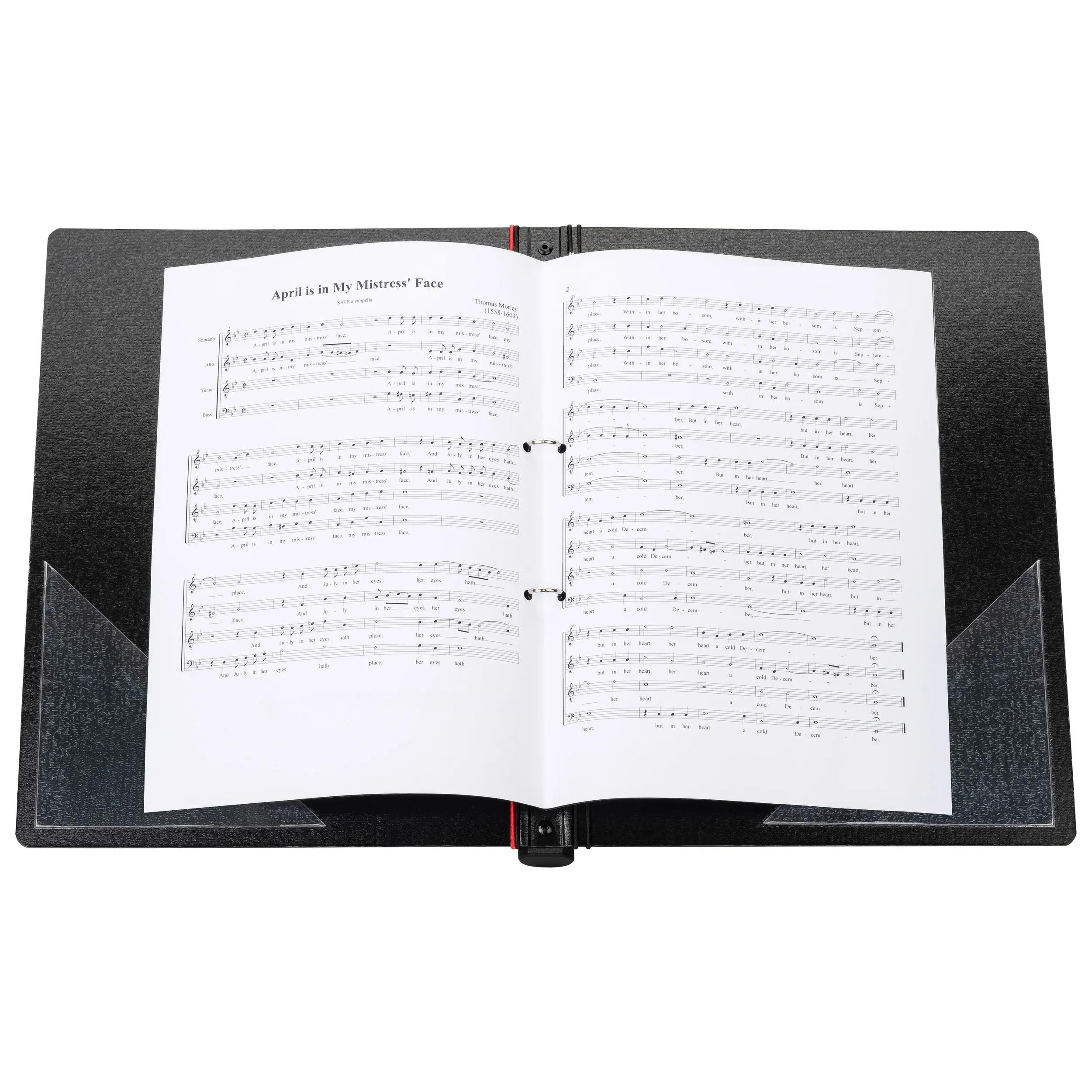 Partitura en un atril negro con protectores de esquinas transparentes.