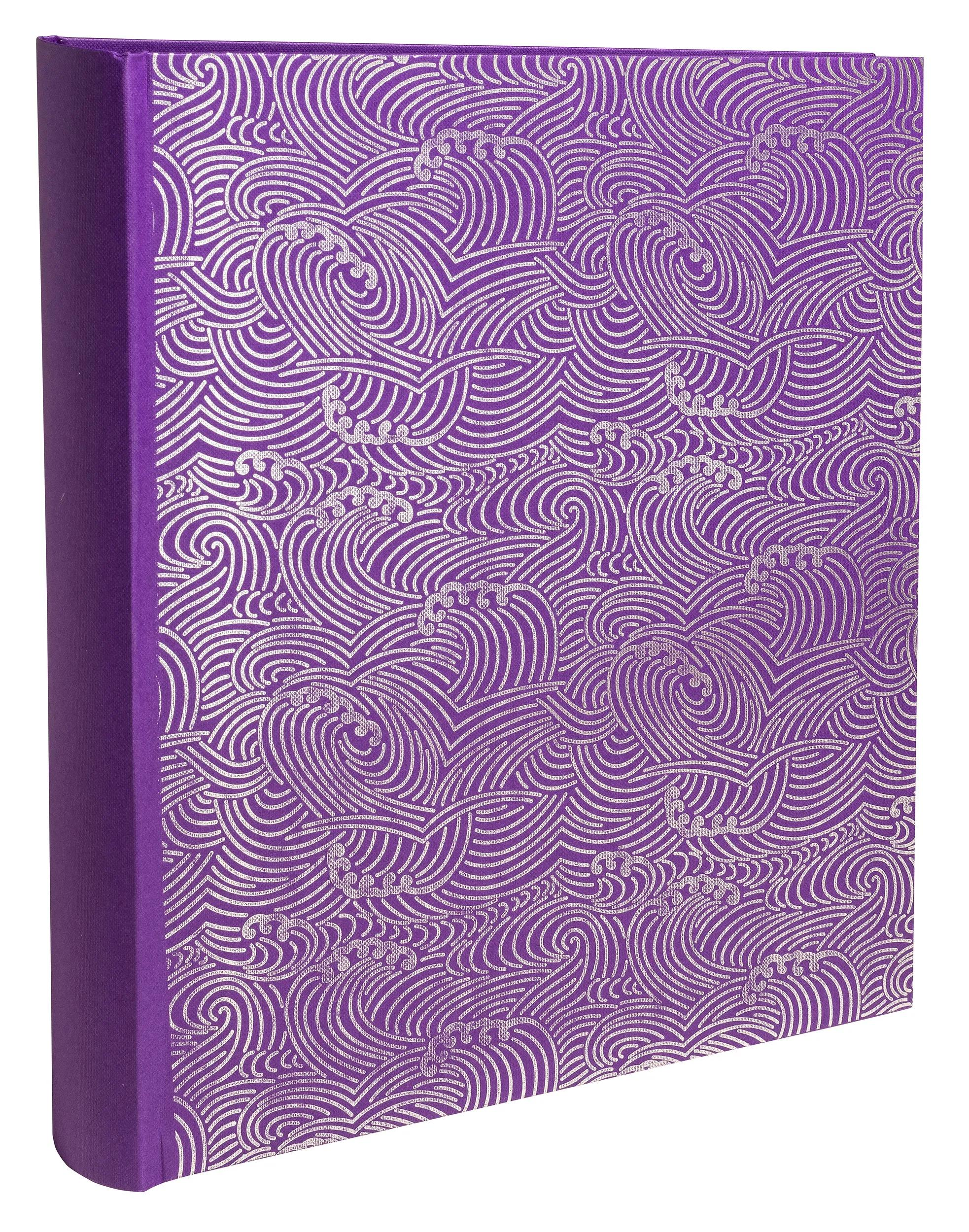 Un libro viola con motivo a onde argentate e dorso viola.