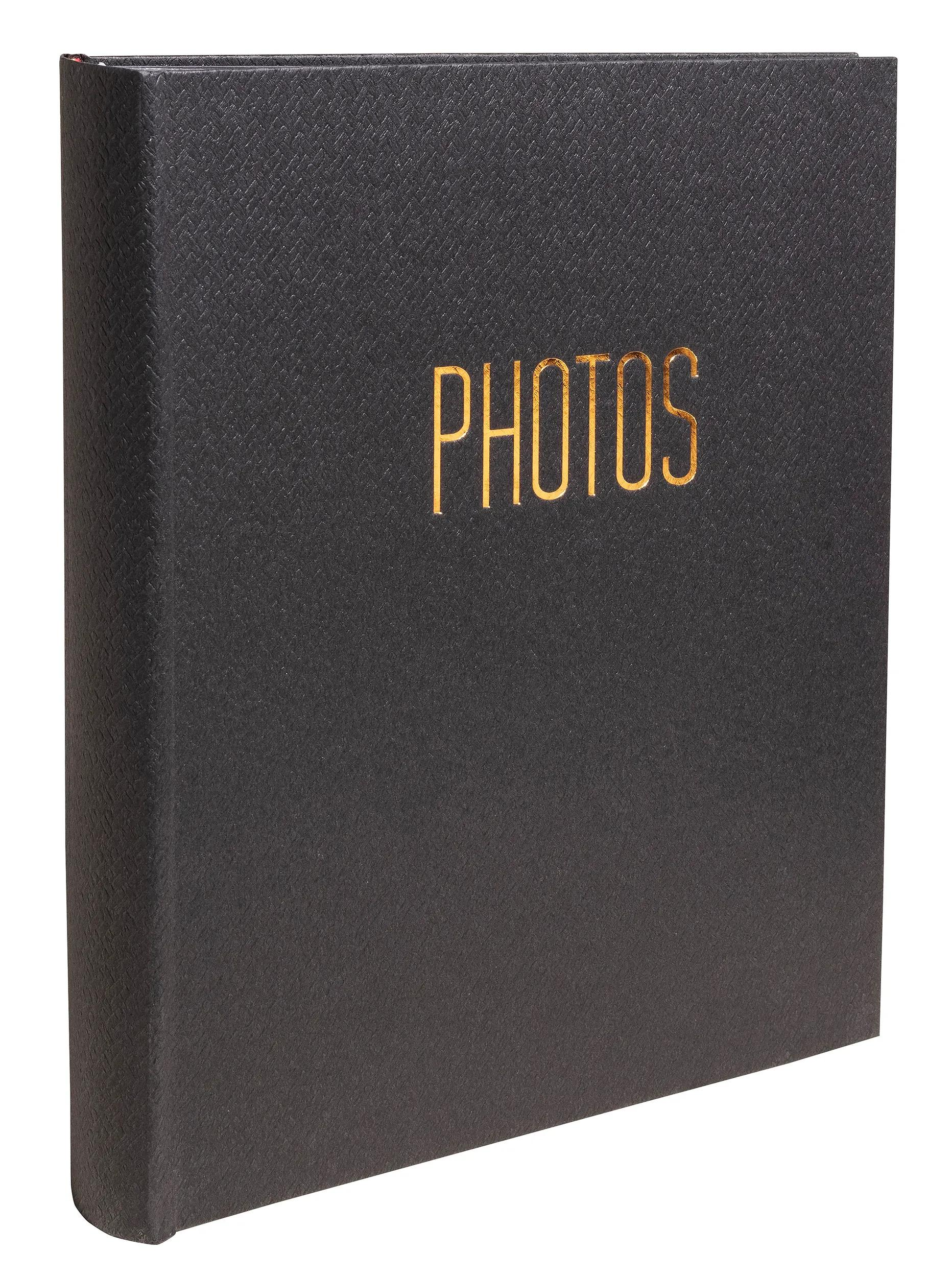 Un álbum de fotos negro con letras doradas.