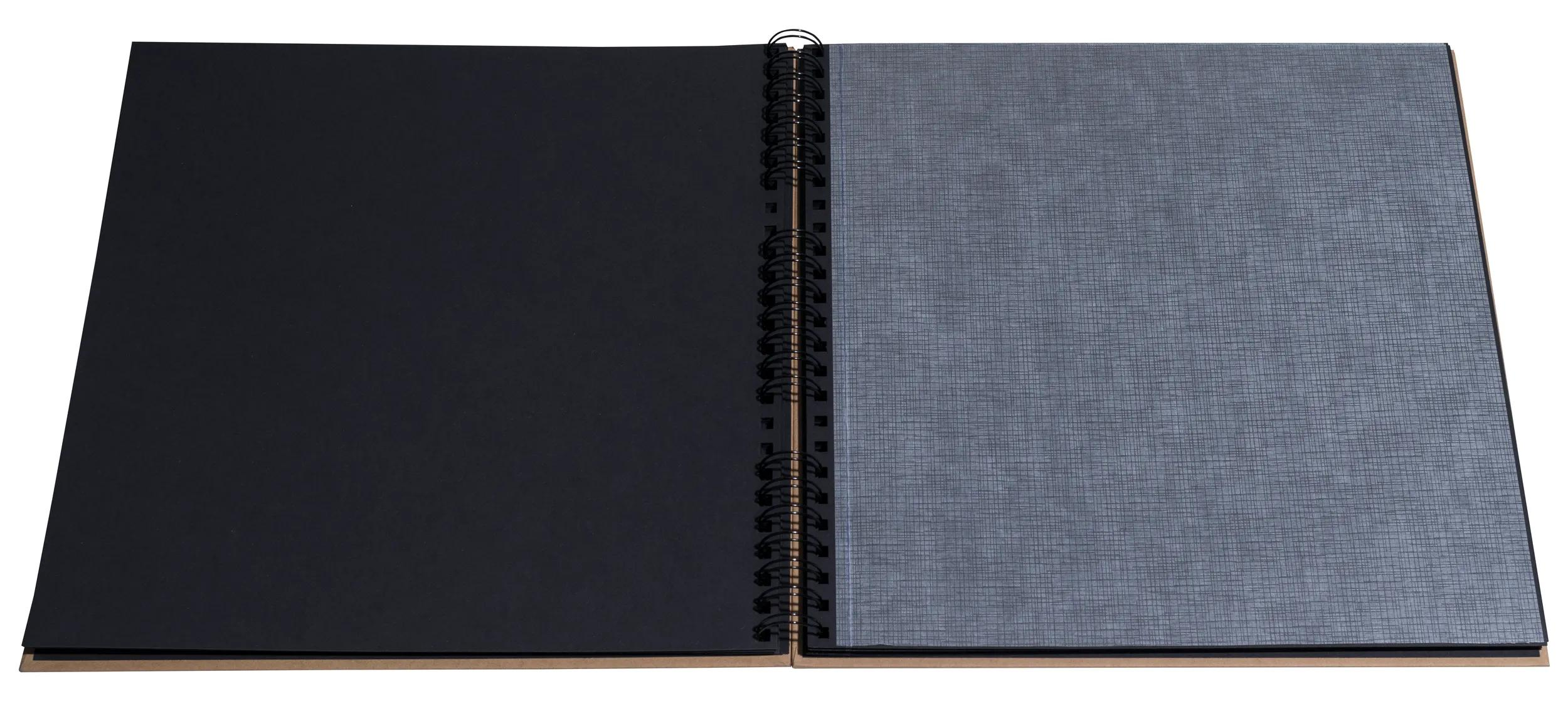 Un cuaderno abierto con páginas negras y grises, encuadernado en espiral.