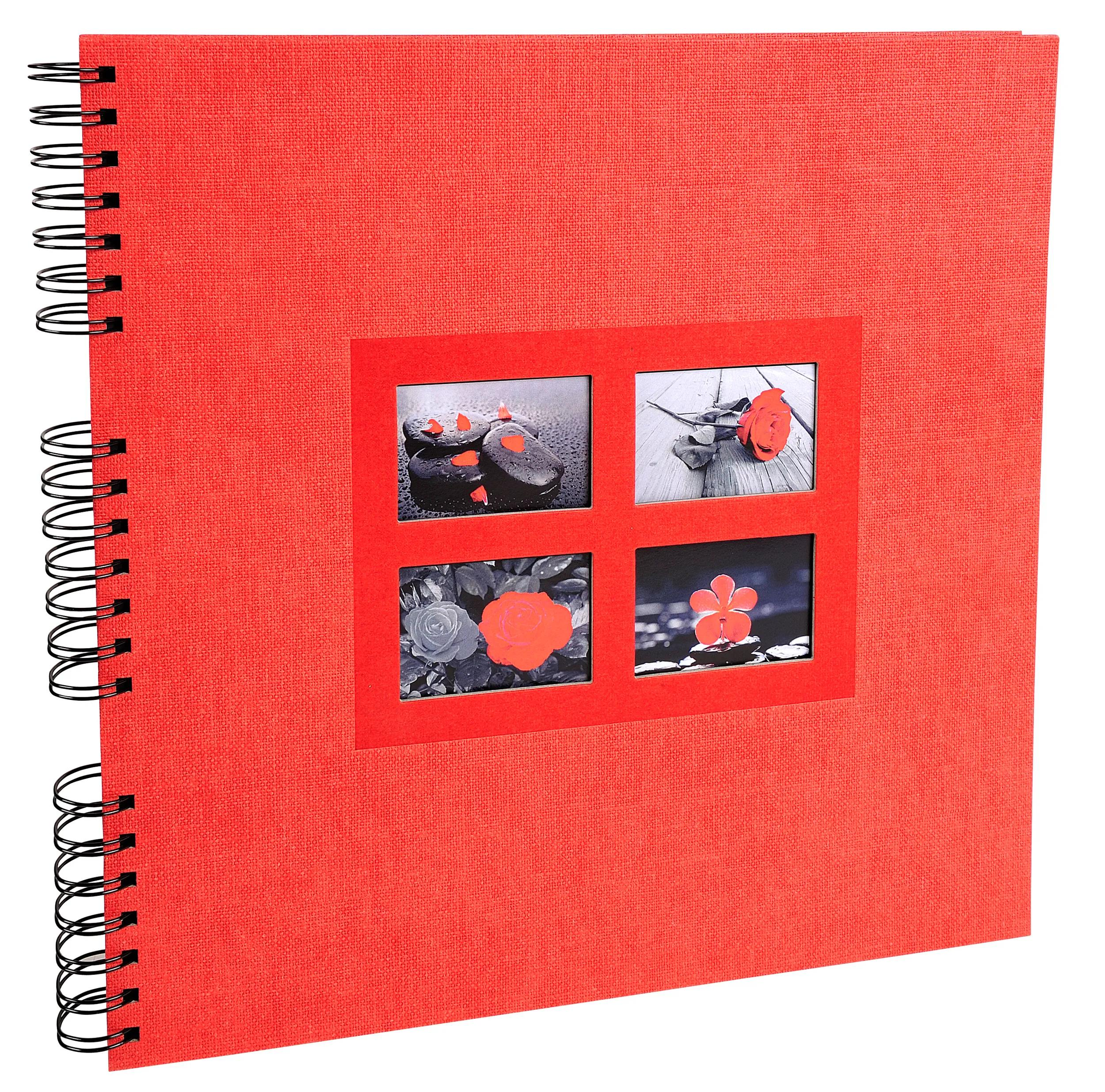 Cuaderno rojo con espiral y cuatro recortes de fotos pequeños en la portada.